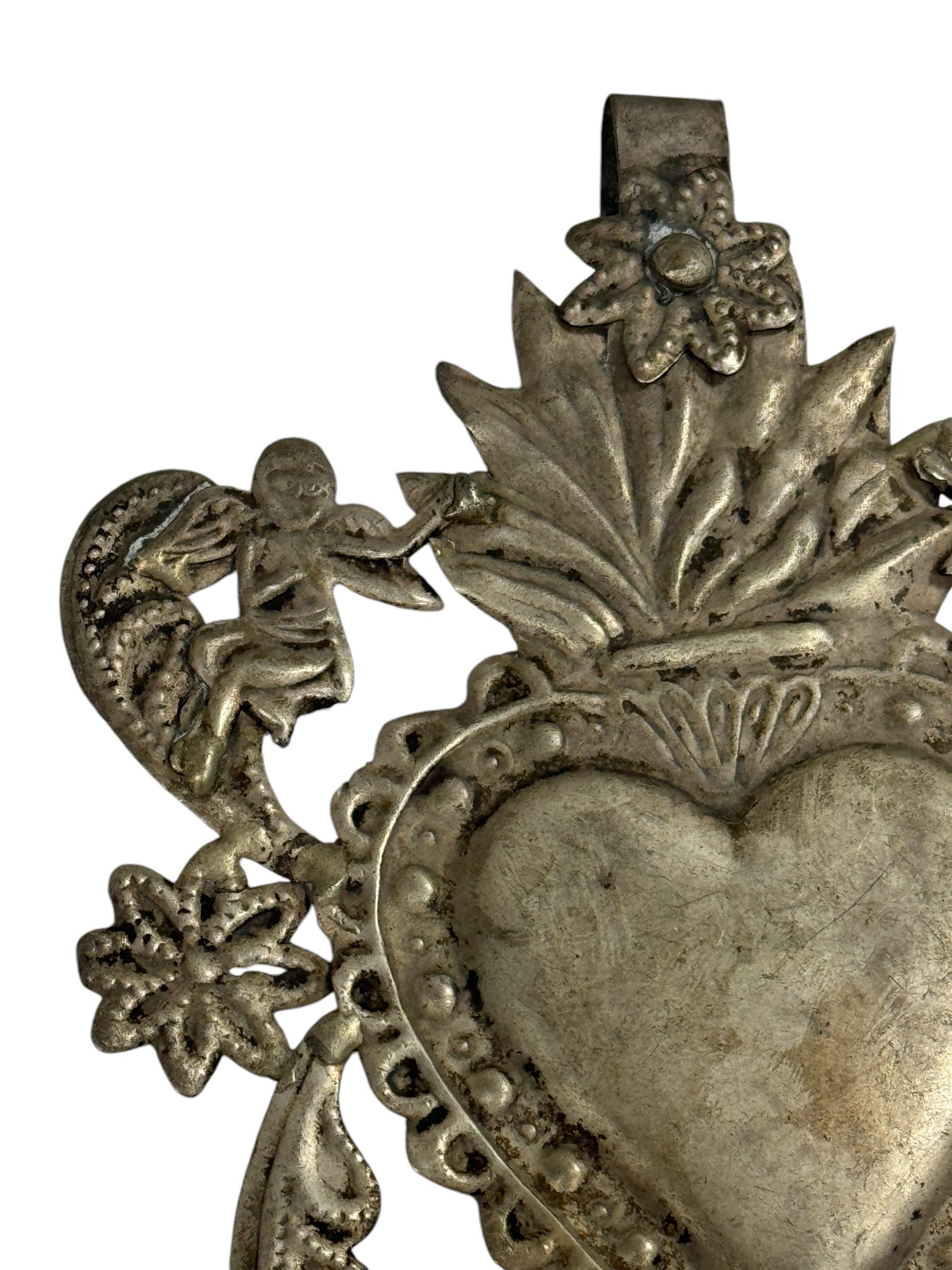 Ein süßes kleines religiöses Ex Voto. Ich weiß nicht, woraus es besteht, aus dünnem und leichtem, filigranem Silber oder versilbertem Metall. Es ist handgefertigt, geprägt und dann geschweißt. Angesichts der Zartheit habe ich nicht versucht, die