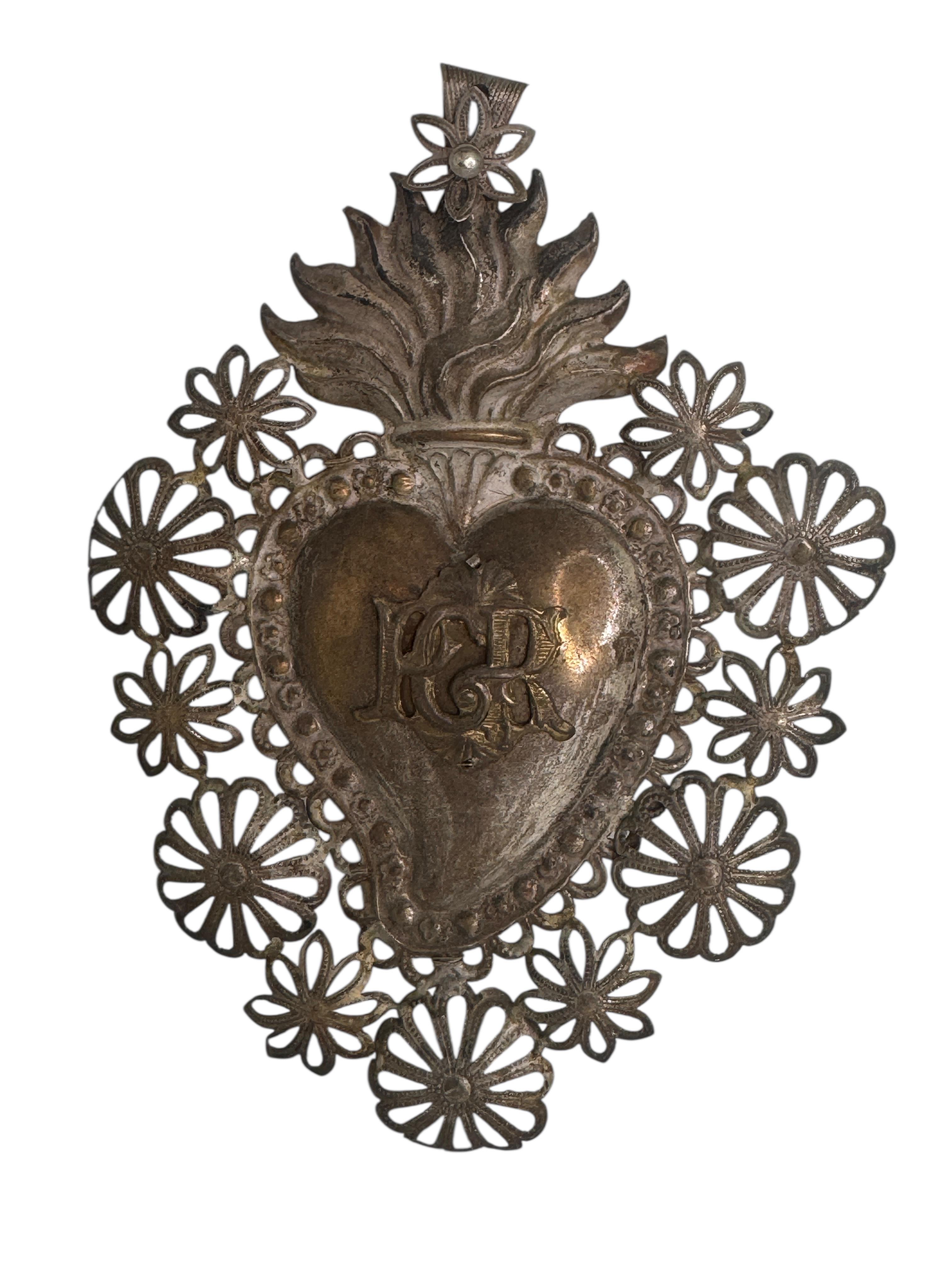 Magnifique Ex-Voto religieux fait à la main

Un Ex-Voto religieux remarquable et délicatement travaillé, provenant d'une vente de succession à Parma, en Italie. La pièce semble être fabriquée en filigrane fin et léger d'argent ou de métal argenté.