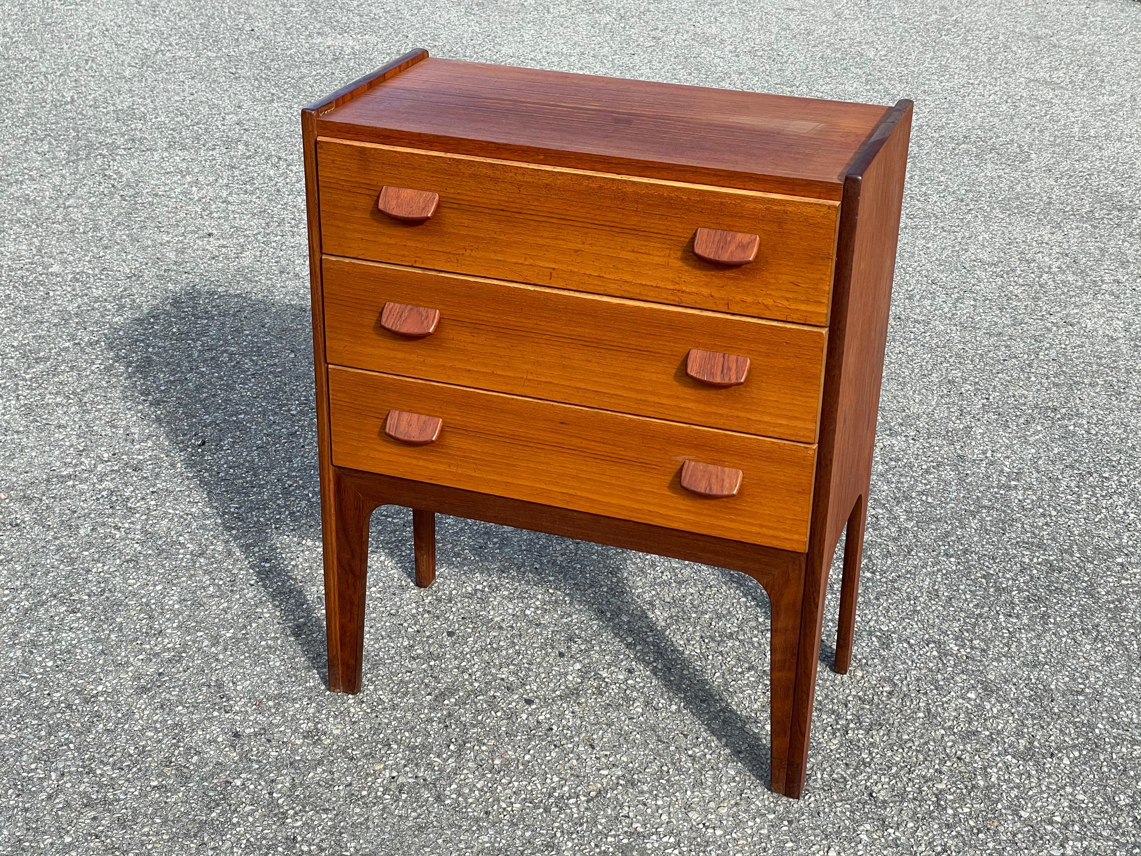 A teak dresser with beautiful lines, in excellent vintage condition.