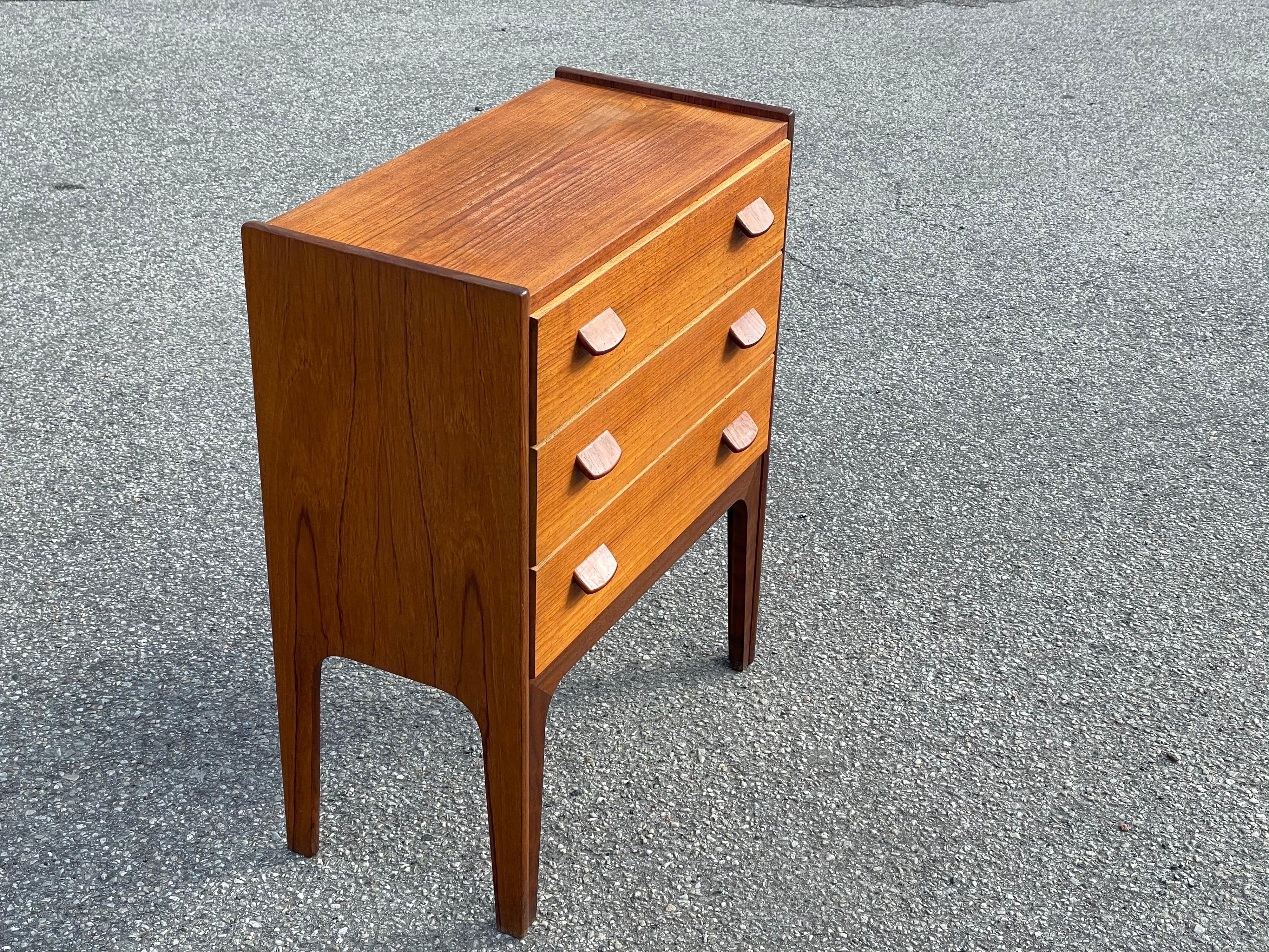 Beautiful Simple Classic Danish Mid-Century Dresser from 1960s In Good Condition In Copenhagen, DK