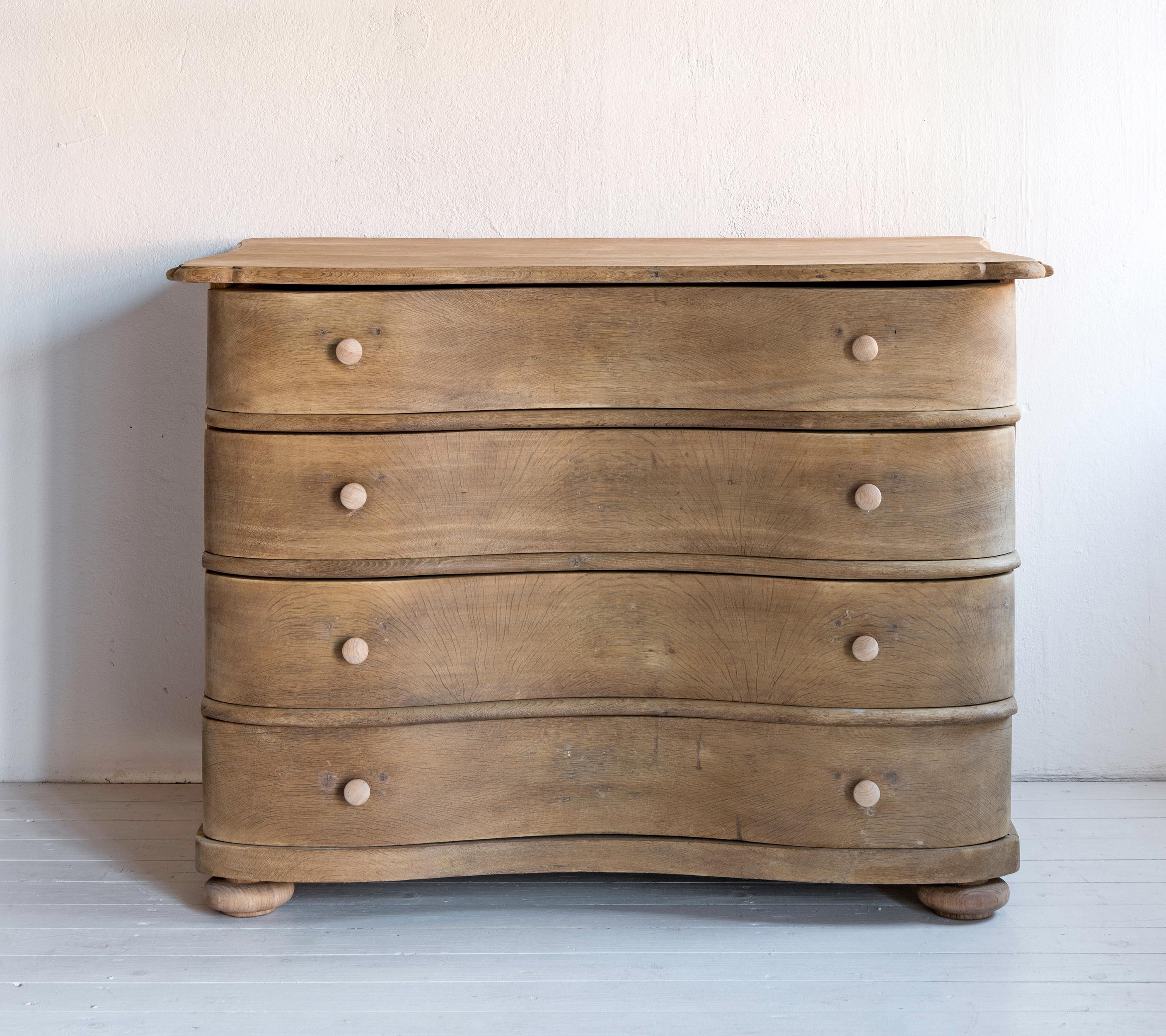 Beautiful simple Swedish 18th century Baroque commode Galbée in oak. Stunning, authentic piece, proudly showing marks, repairs and alterations. A single side lock closes all drawers.
A piece of great elegance and purity.
