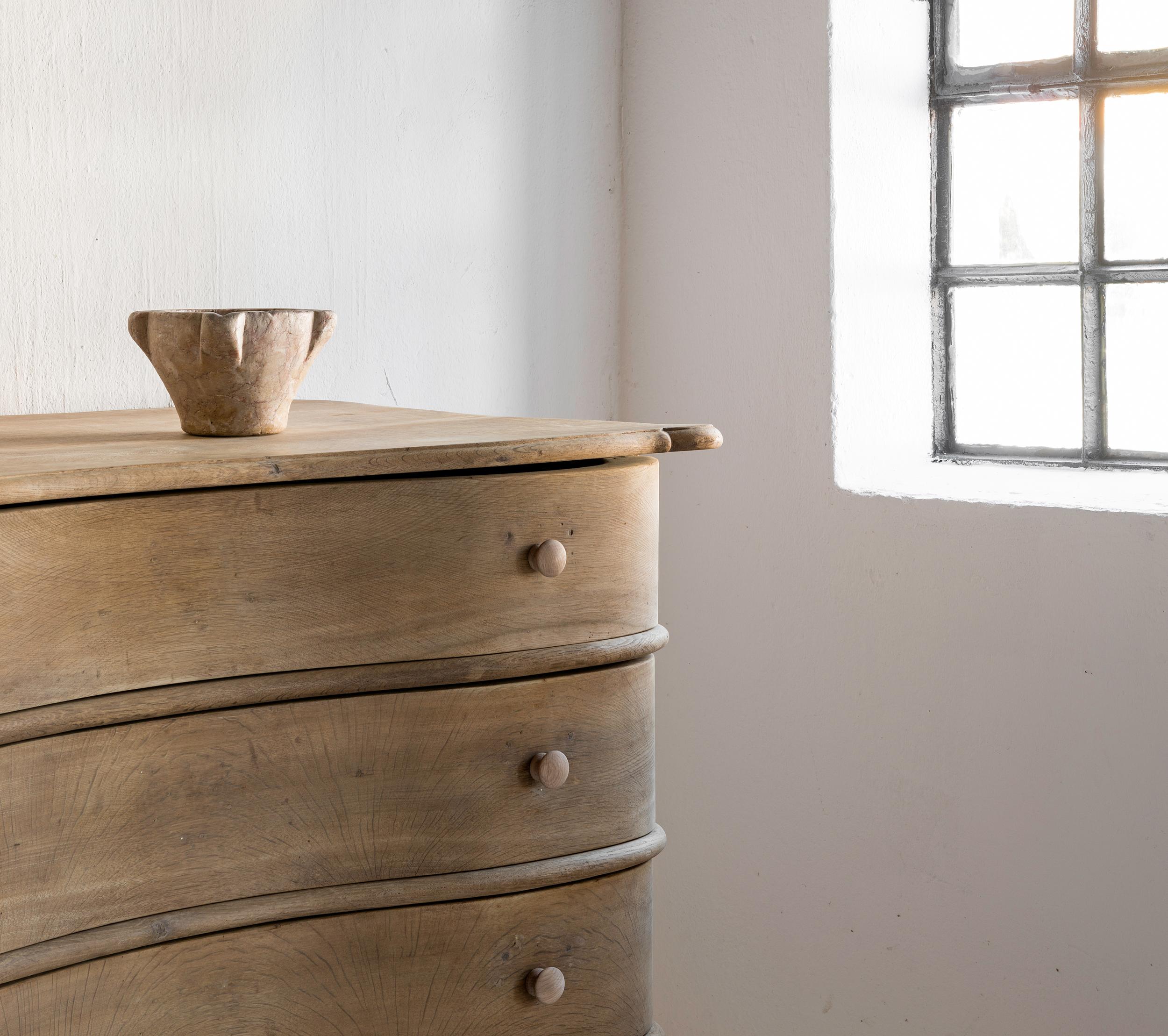 Beautiful Simple Northern 18th Century Baroque Commode Galbée in Bleached Oak In Good Condition In Jesteburg, DE