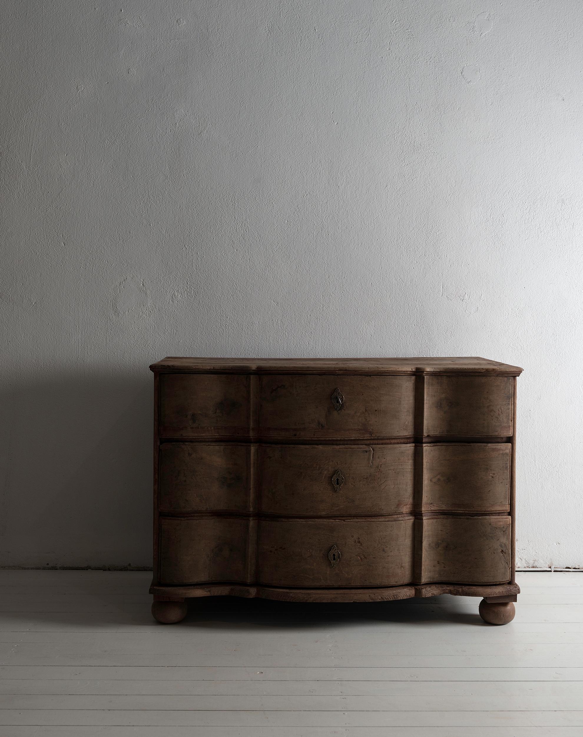 Beautiful Simple Swedish 18th Century Baroque Commode Galbée in Oak 6