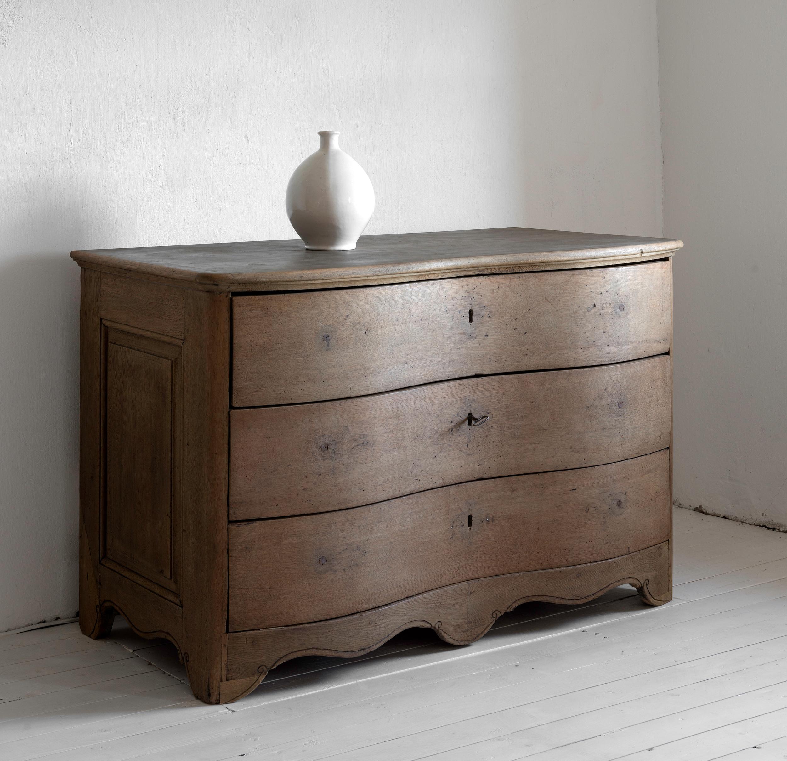 Beautiful Simple Swedish 18th Century Baroque Commode Galbée in Oak In Good Condition In Jesteburg, DE