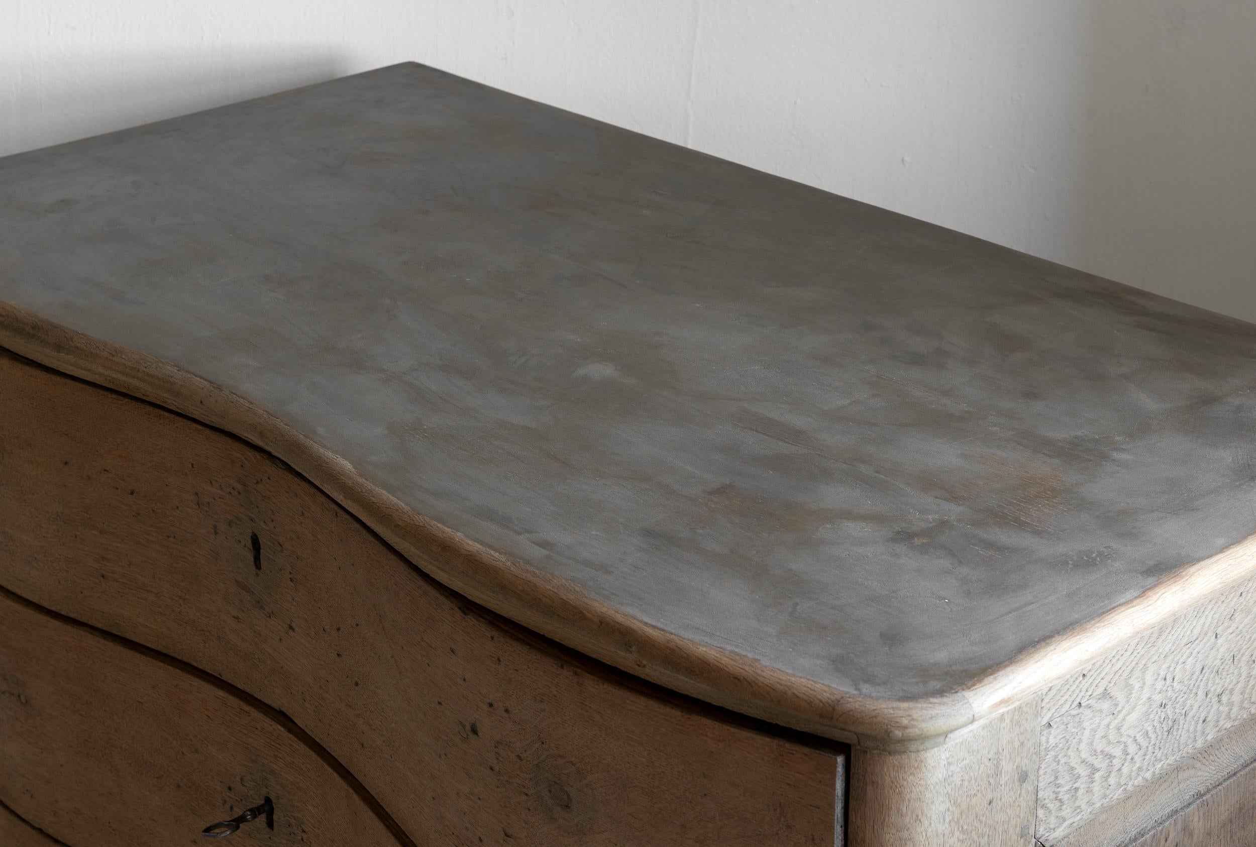 Beautiful Simple Swedish 18th Century Baroque Commode Galbée in Oak 1