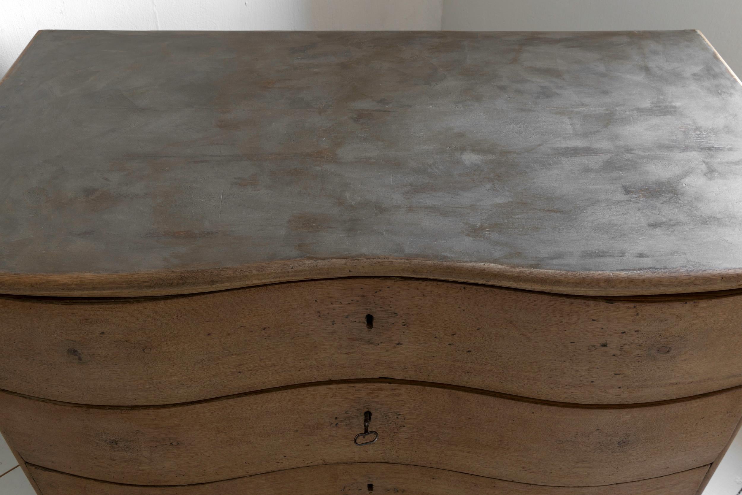 Beautiful Simple Swedish 18th Century Baroque Commode Galbée in Oak 2