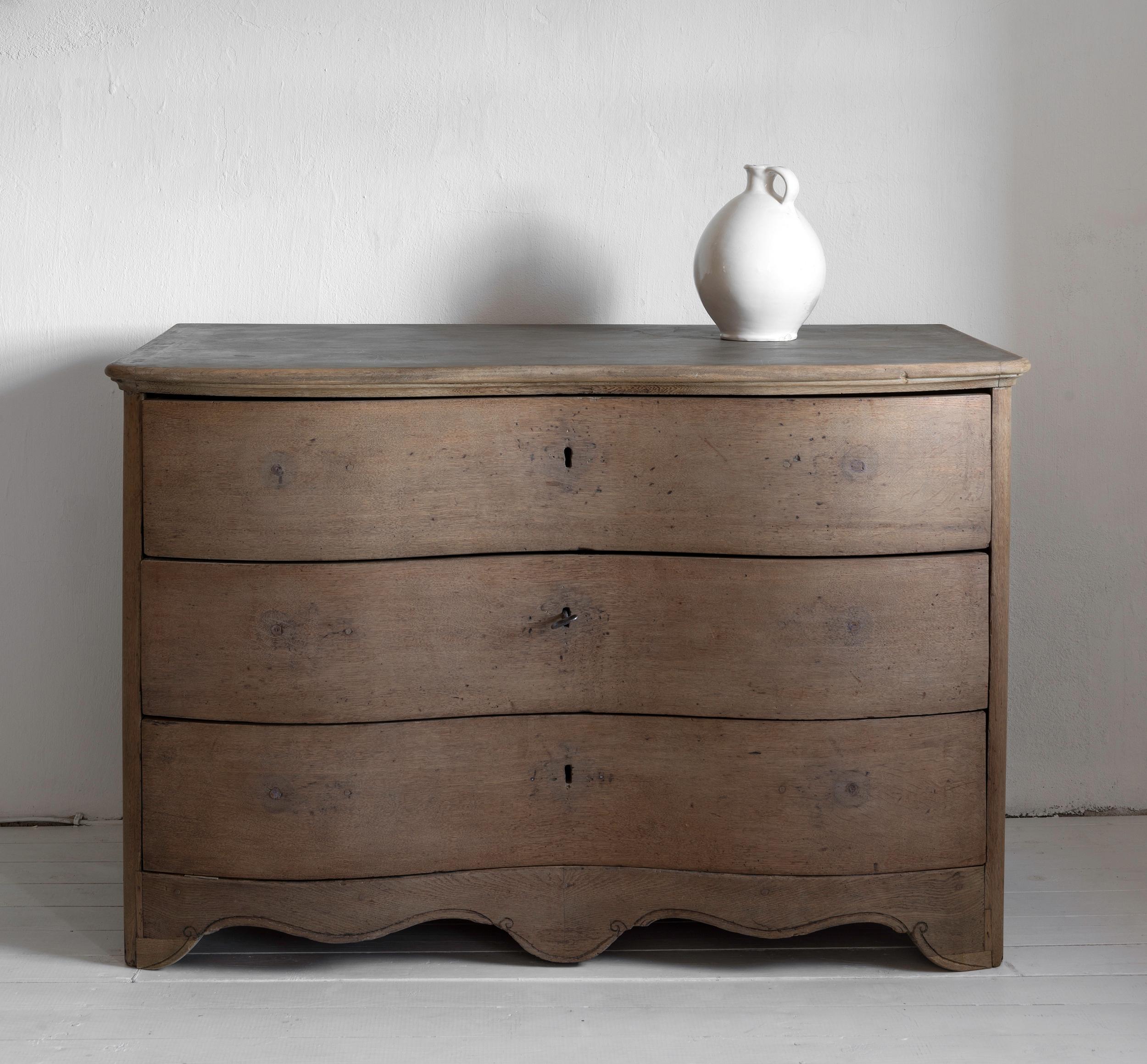 Beautiful Simple Swedish 18th Century Baroque Commode Galbée in Oak 3