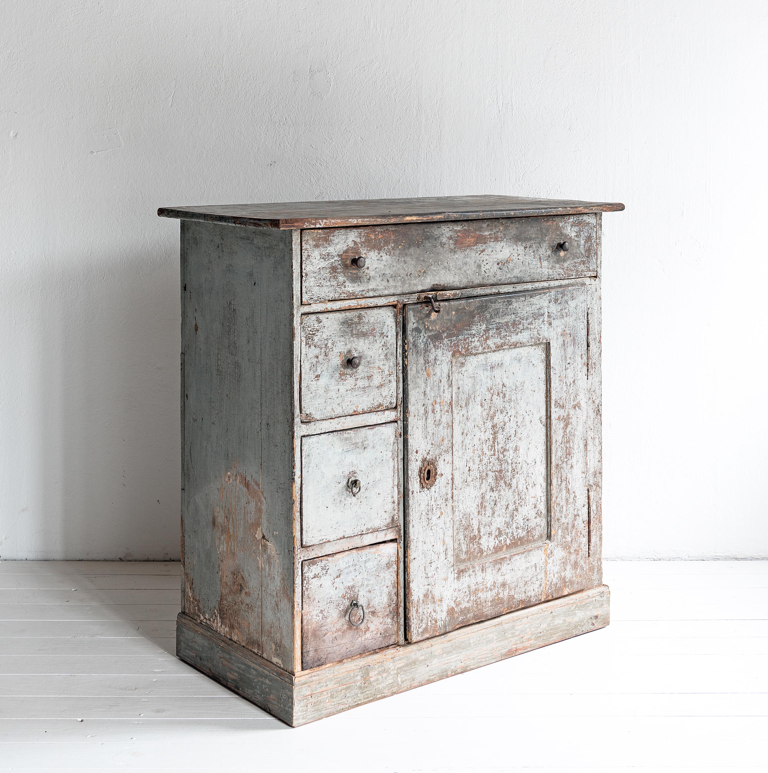 Beautiful Simple Swedish Early 19th Century Cabinet in Original Paint In Good Condition In Jesteburg, DE