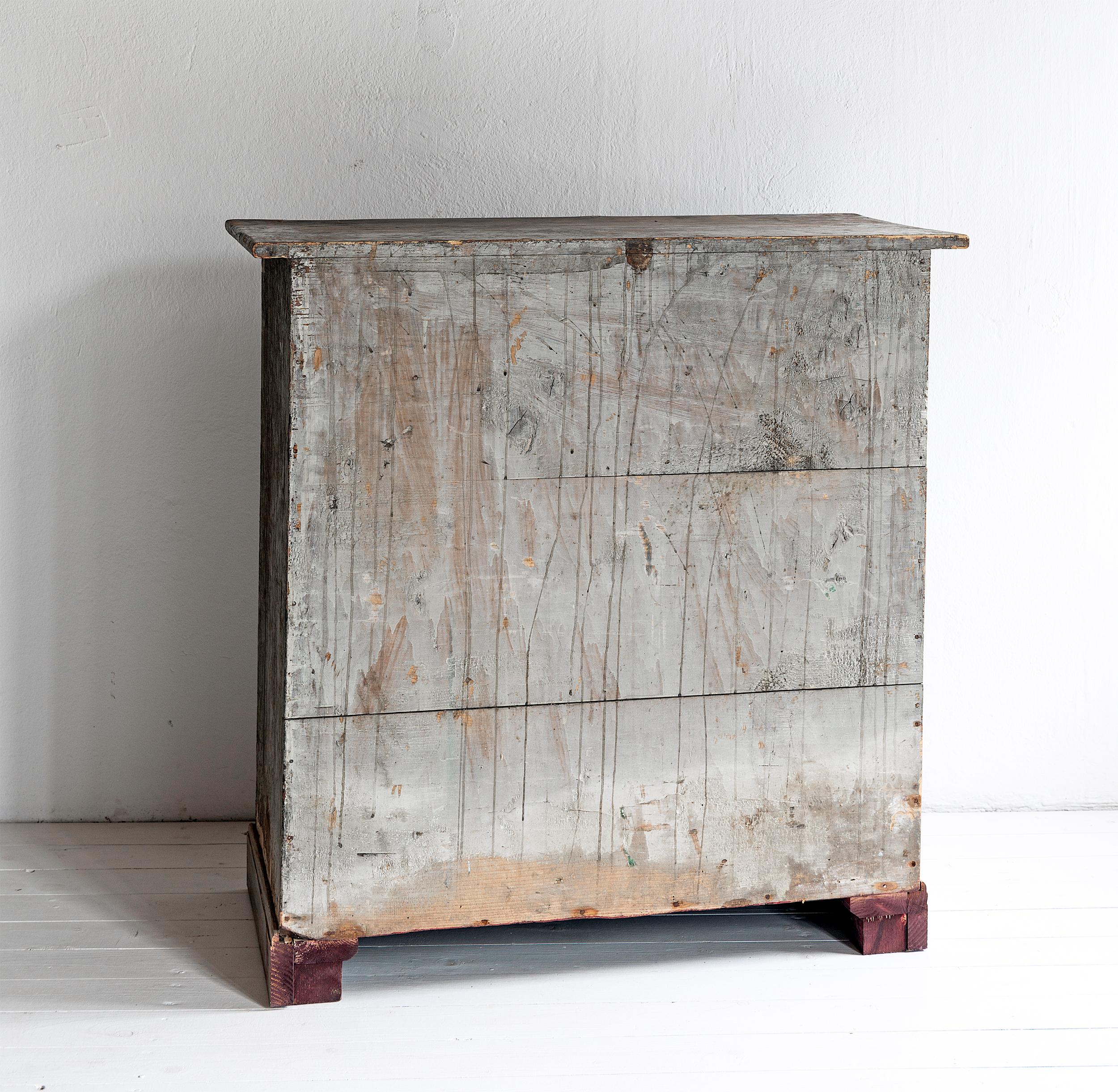 Beautiful Simple Swedish Early 19th Century Cabinet in Original Paint 1