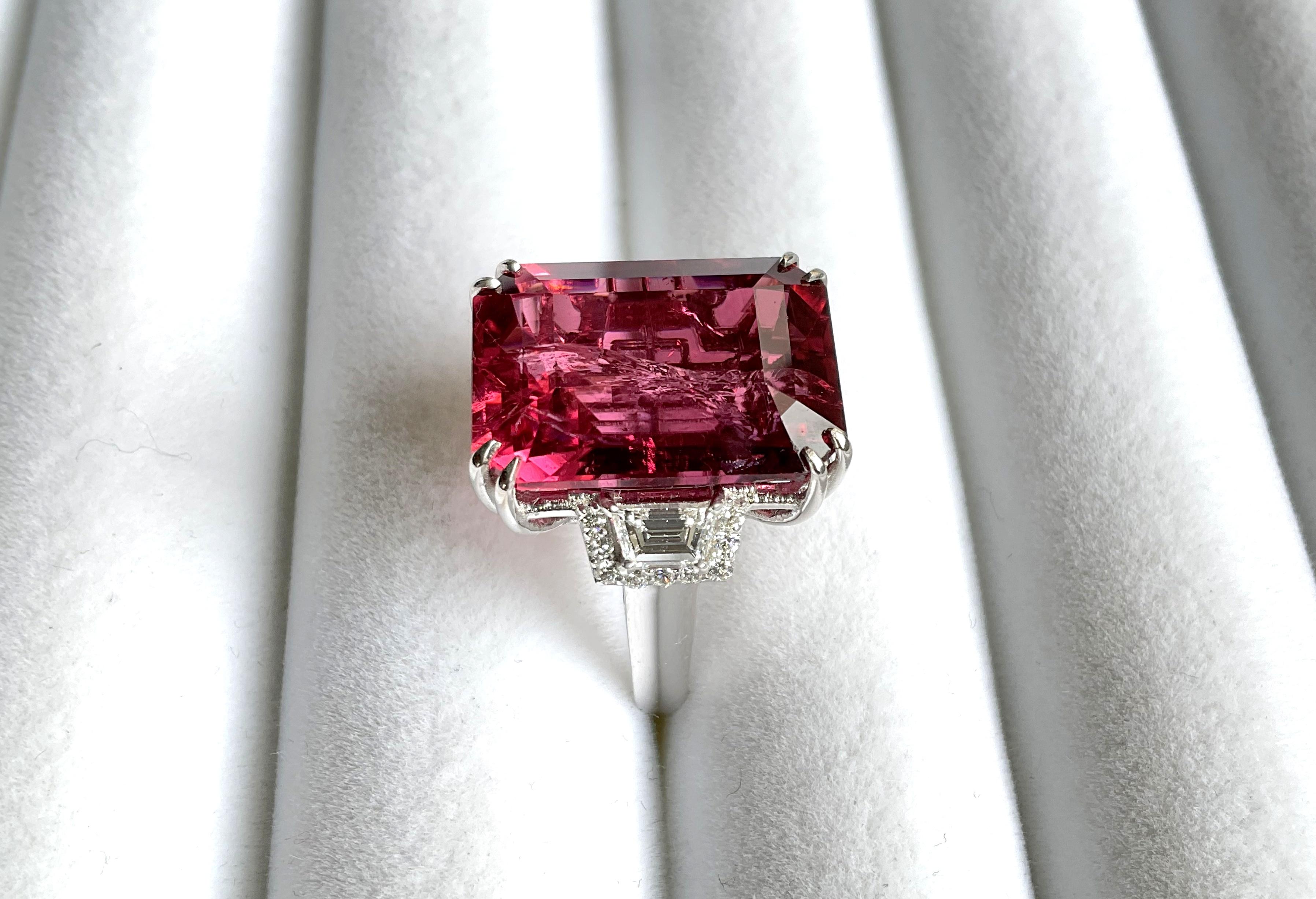 Contemporary 18.2 carats Rubellite with Natural Diamonds Cocktail ring jewelry For Sale