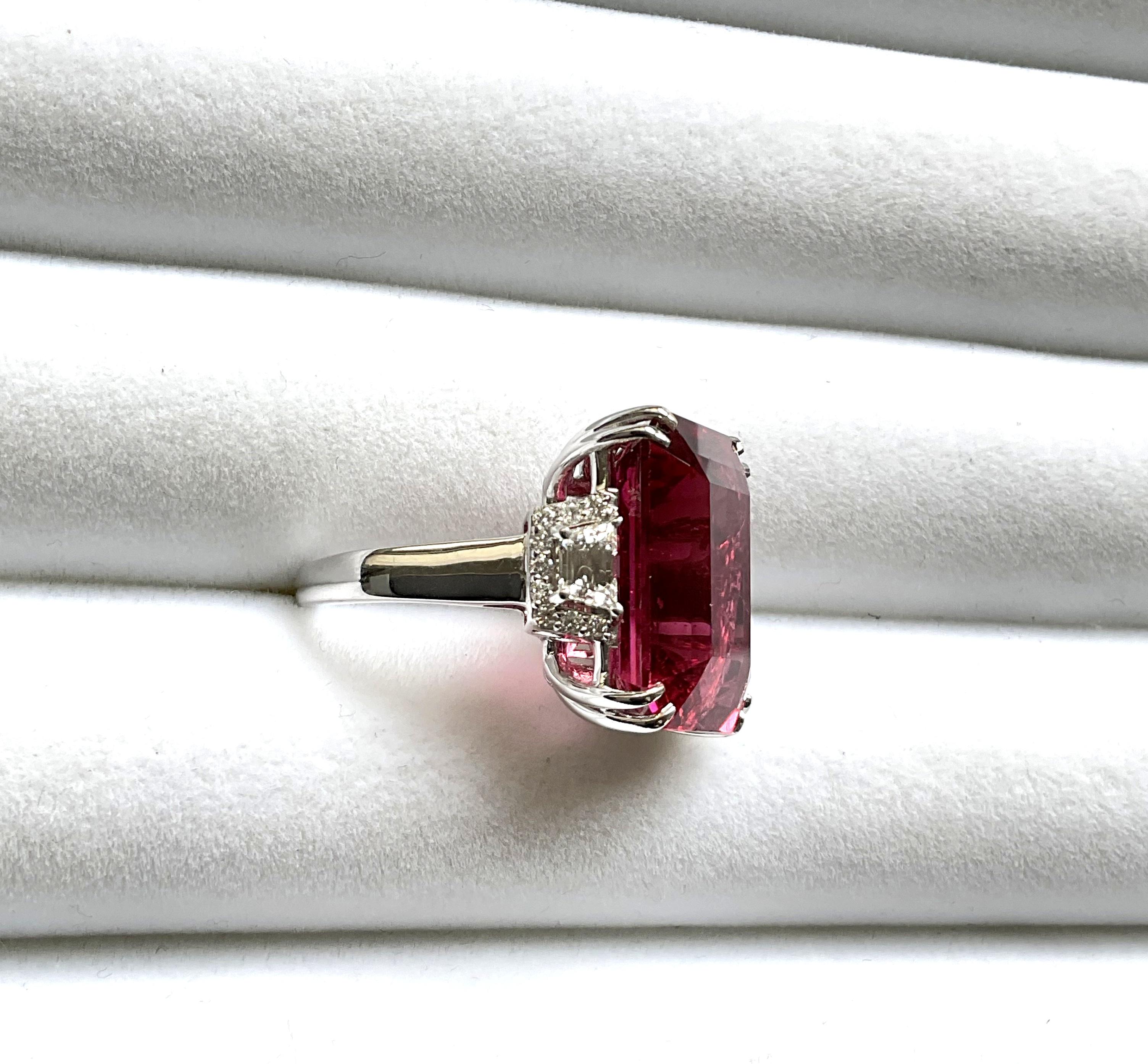 18.2 carats Rubellite with Natural Diamonds Cocktail ring jewelry In New Condition For Sale In Jaipur, RJ