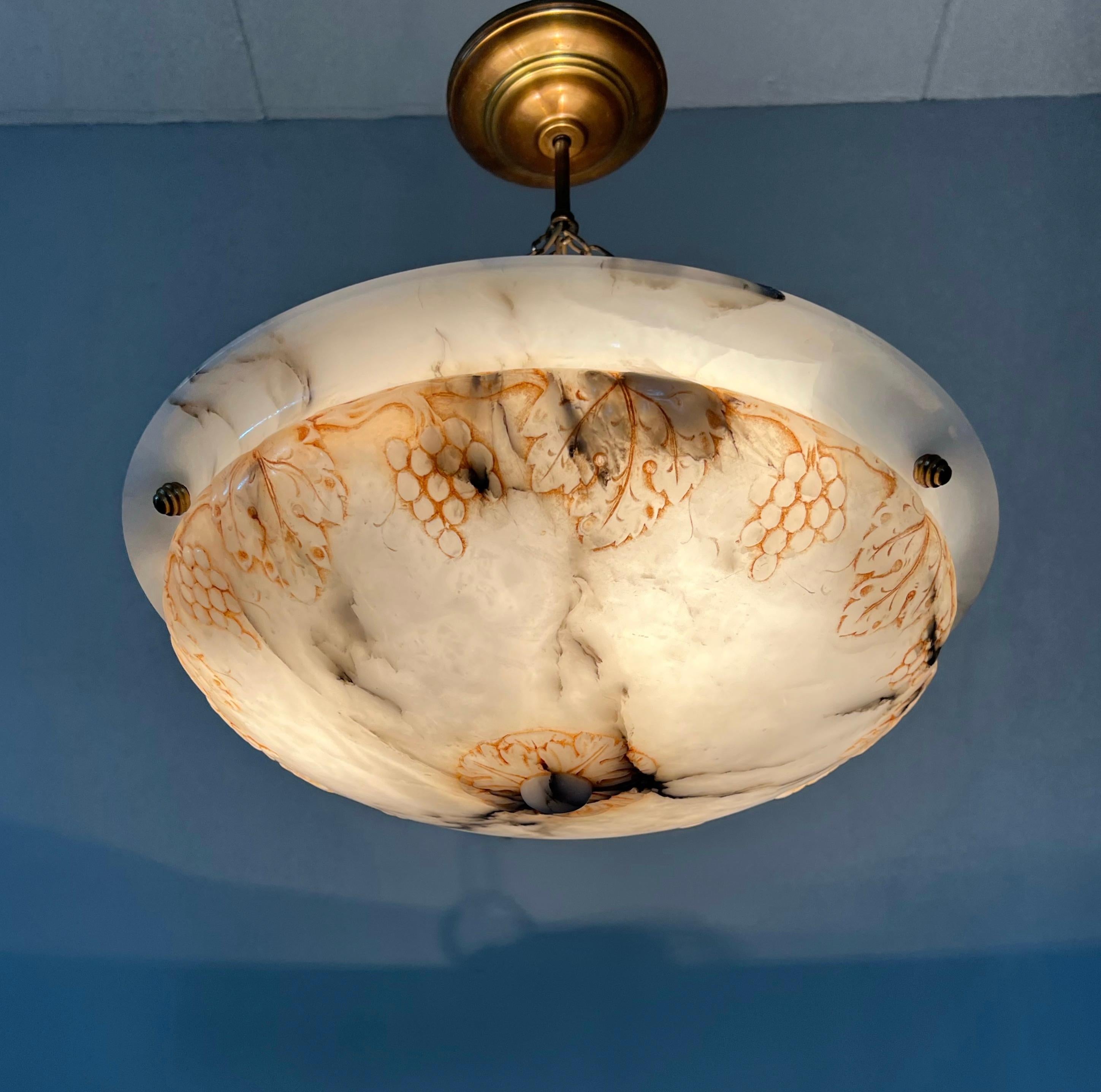 Lampadario di alta classe, di epoca Arts & Crafts, con paralume in alabastro intagliato unico nel suo genere. in vendita 1