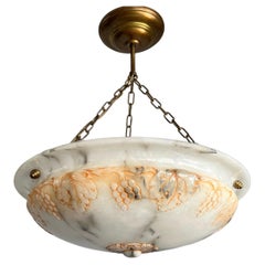 Lampadario di alta classe, di epoca Arts & Crafts, con paralume in alabastro intagliato unico nel suo genere.