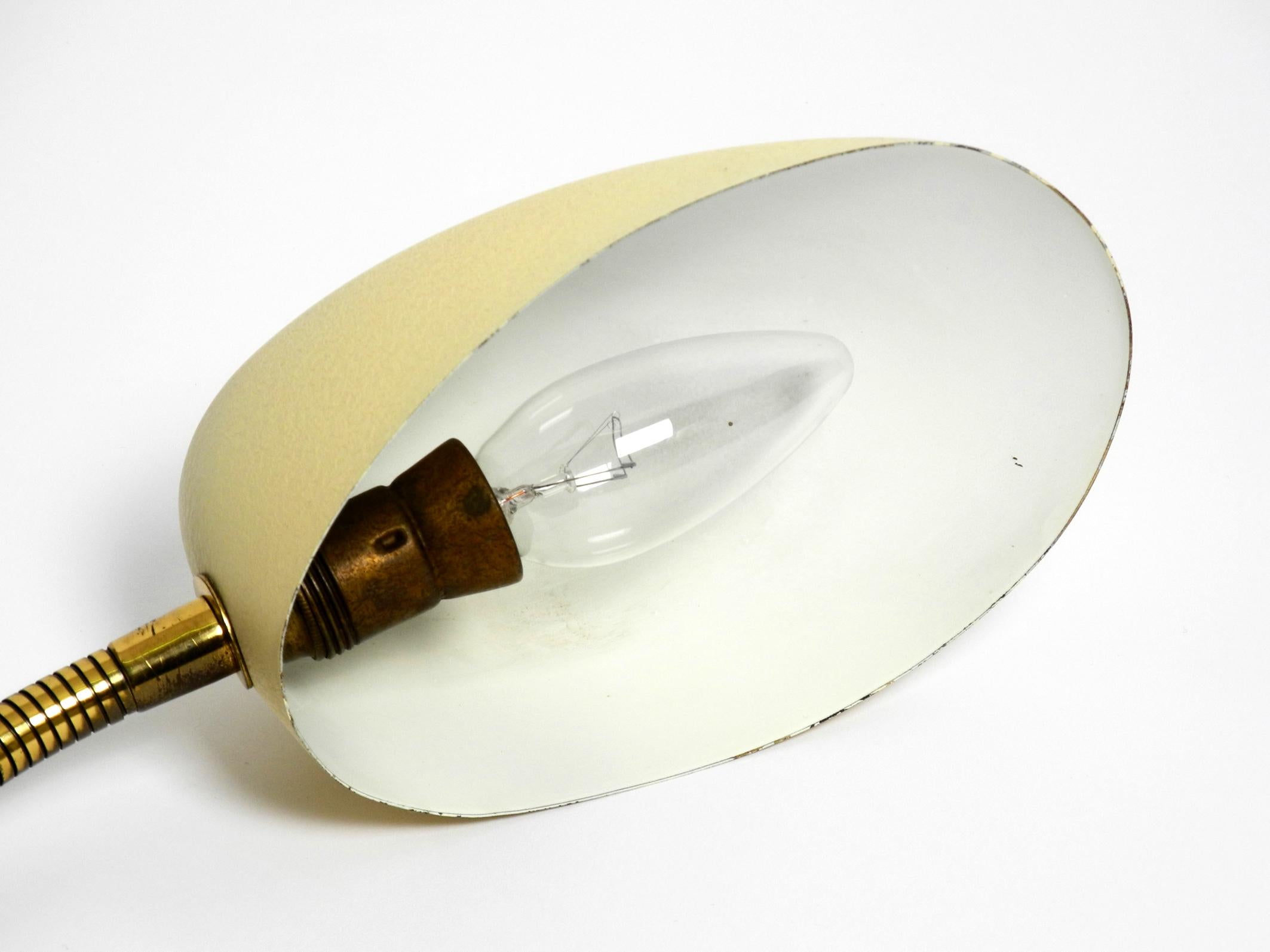 Schöne kleine 1950er Tischlampe mit Metallschwanenhals von Gebrüder Cosack Deutschland im Angebot 5
