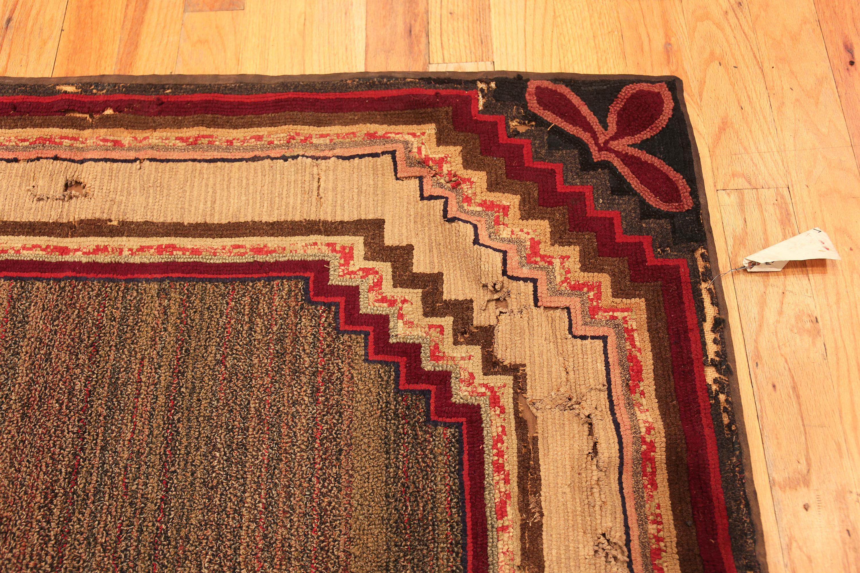 20th Century Beautiful Small Antique American Hooked Rug 4'11