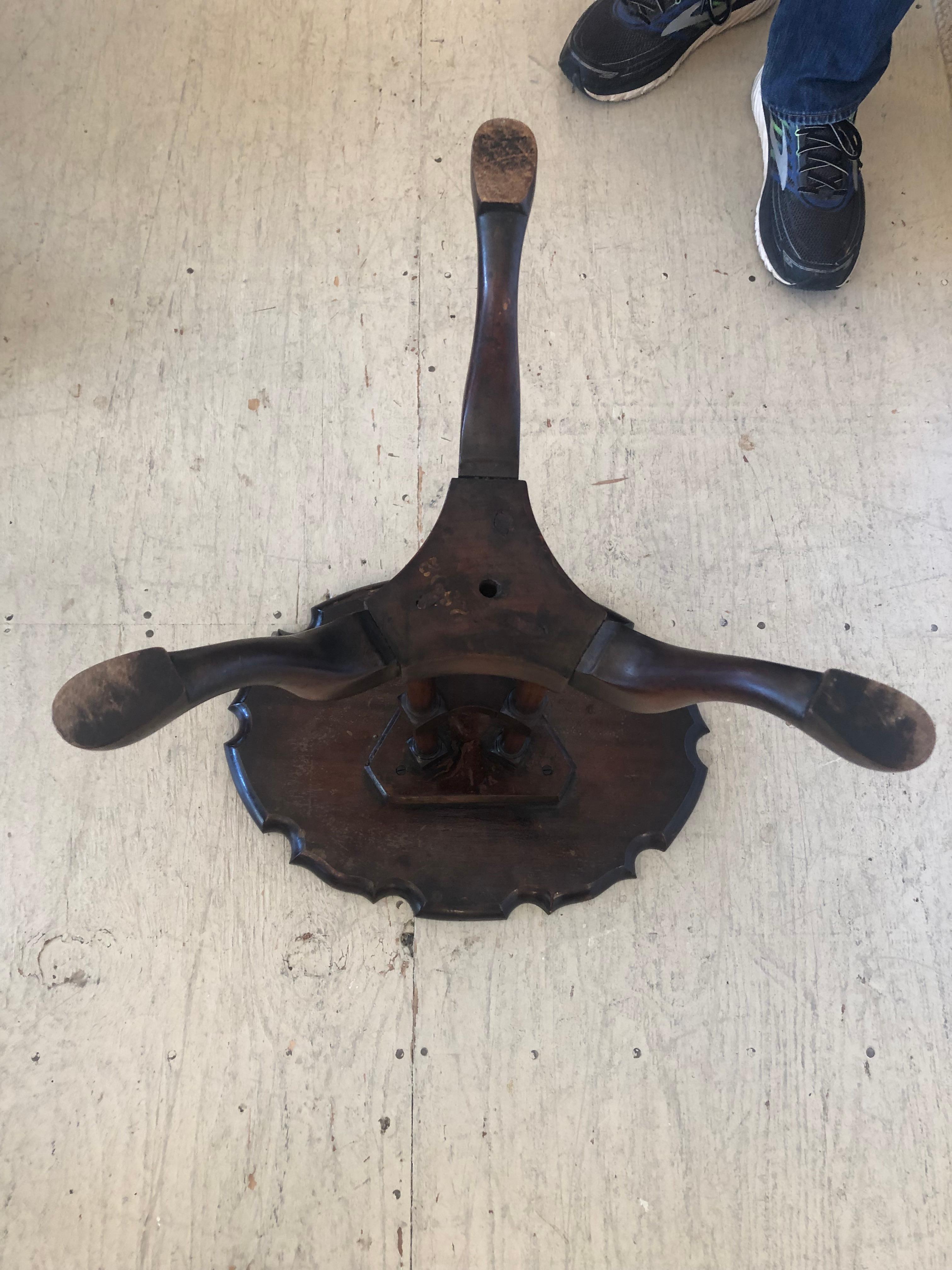 Acajou Magnifique petite table d'appoint ancienne à boissons courte en acajou de style Chippendale en vente