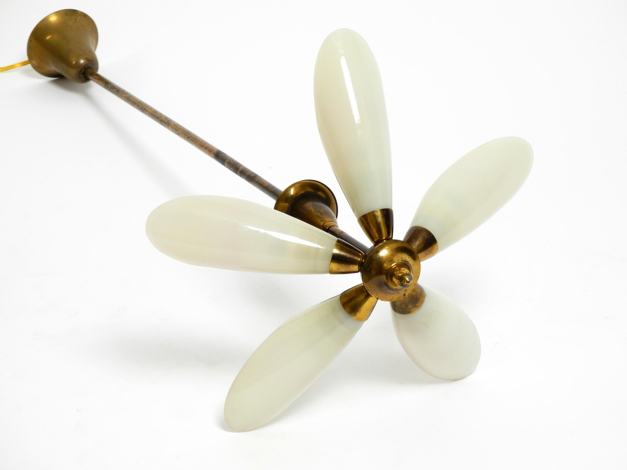 Bellissima piccola lampada da soffitto italiana del Mid Century in ottone con paralumi in vetro beige in vendita 3