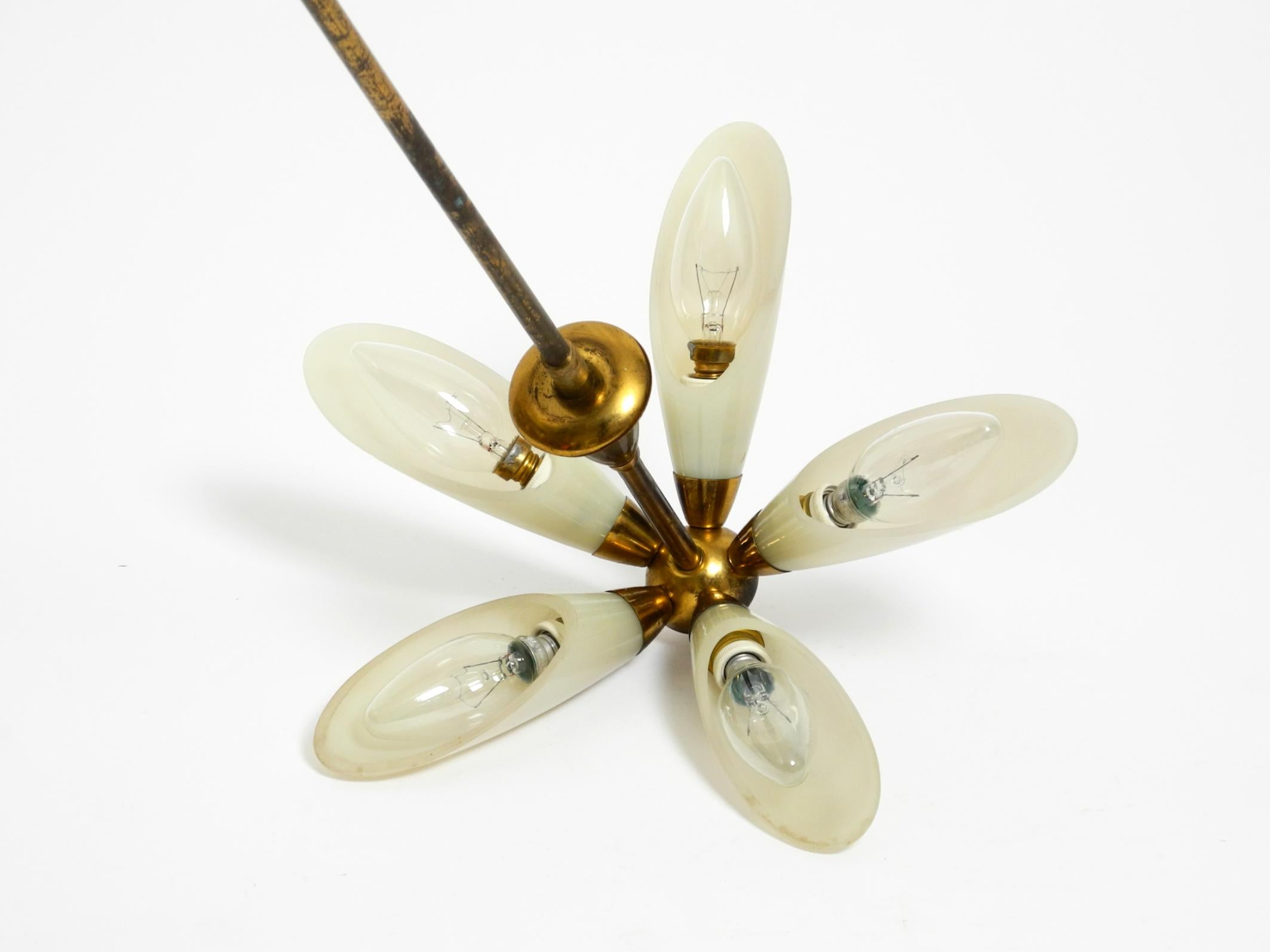 Bellissima piccola lampada da soffitto italiana del Mid Century in ottone con paralumi in vetro beige in vendita 4