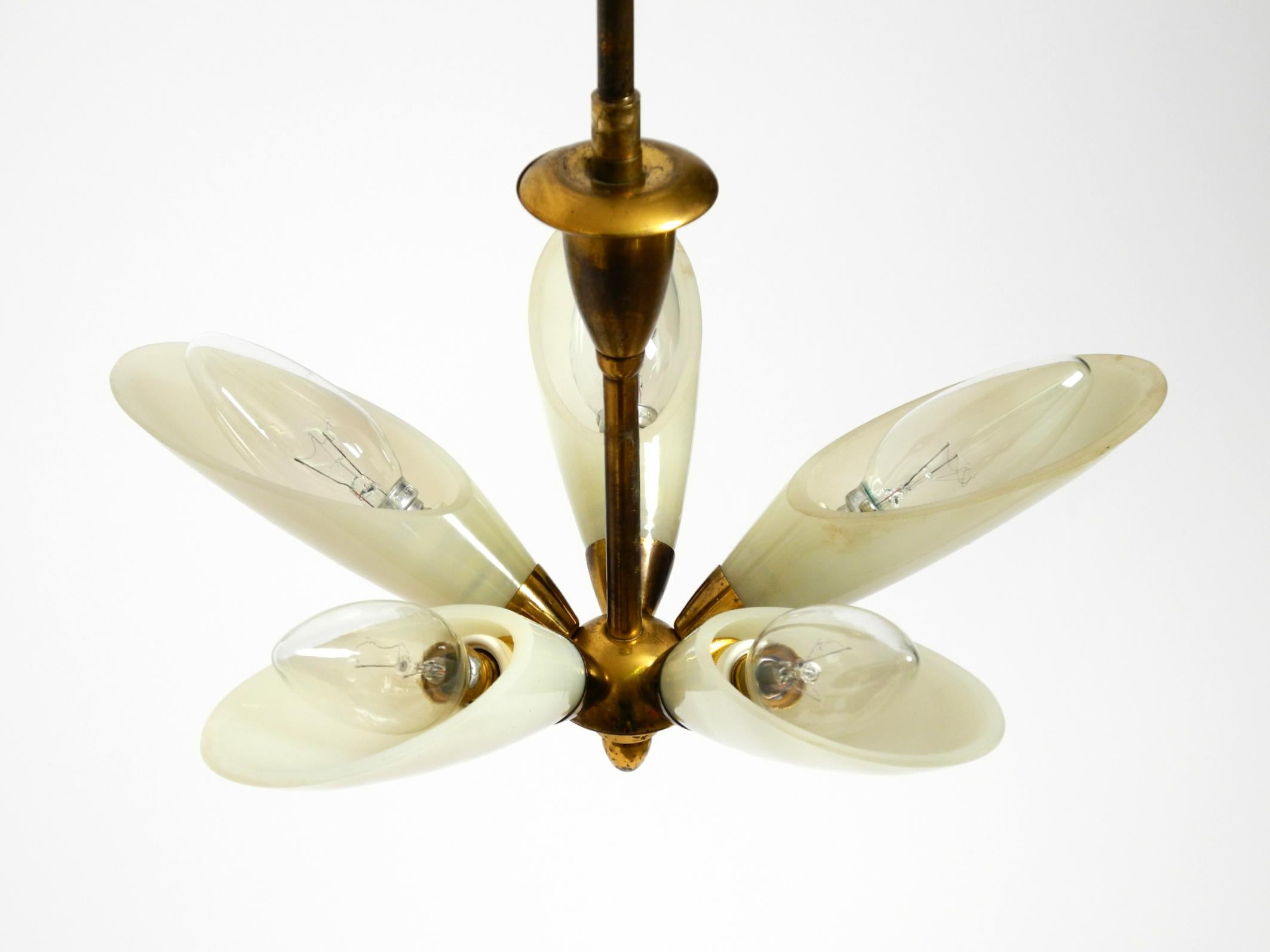 Bellissima piccola lampada da soffitto italiana del Mid Century in ottone con paralumi in vetro beige in vendita 5