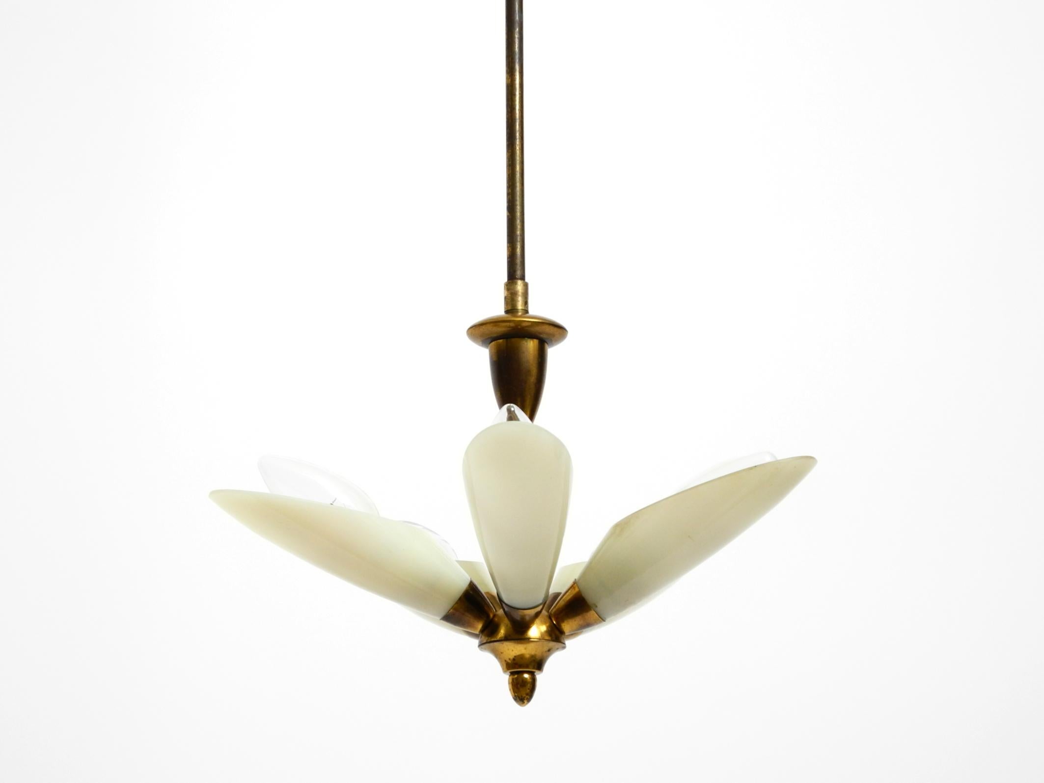 Bellissima piccola lampada da soffitto italiana del Mid Century in ottone con paralumi in vetro beige in vendita 6
