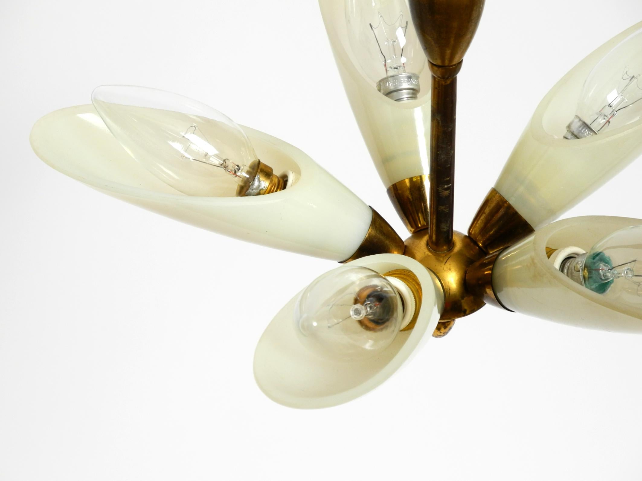 Bellissima piccola lampada da soffitto italiana del Mid Century in ottone con paralumi in vetro beige in vendita 7