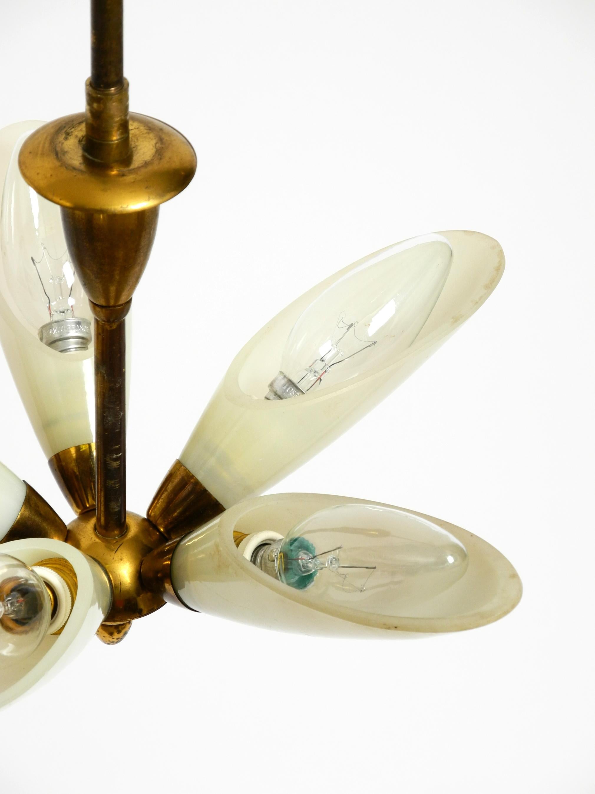 Bellissima piccola lampada da soffitto italiana del Mid Century in ottone con paralumi in vetro beige in vendita 8