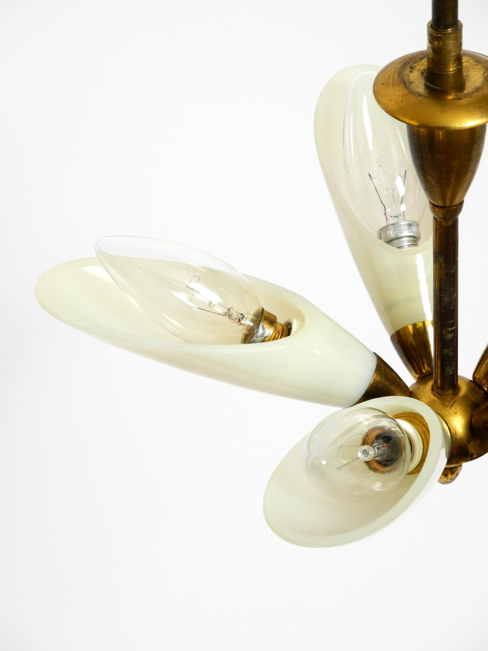Bellissima piccola lampada da soffitto italiana del Mid Century in ottone con paralumi in vetro beige in vendita 9