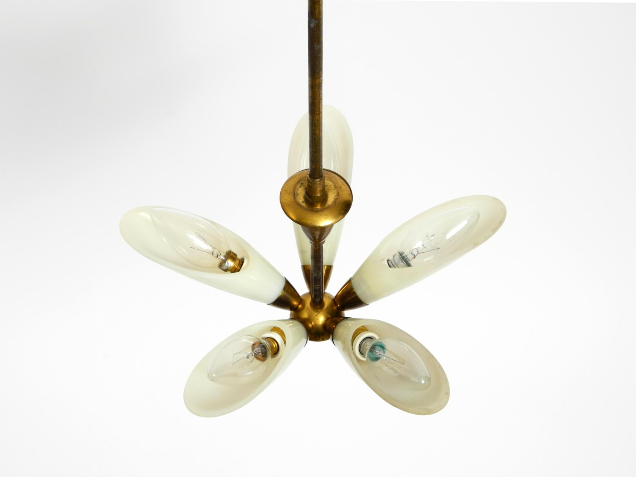 Bellissima piccola lampada da soffitto italiana del Mid Century in ottone con paralumi in vetro beige in vendita 10