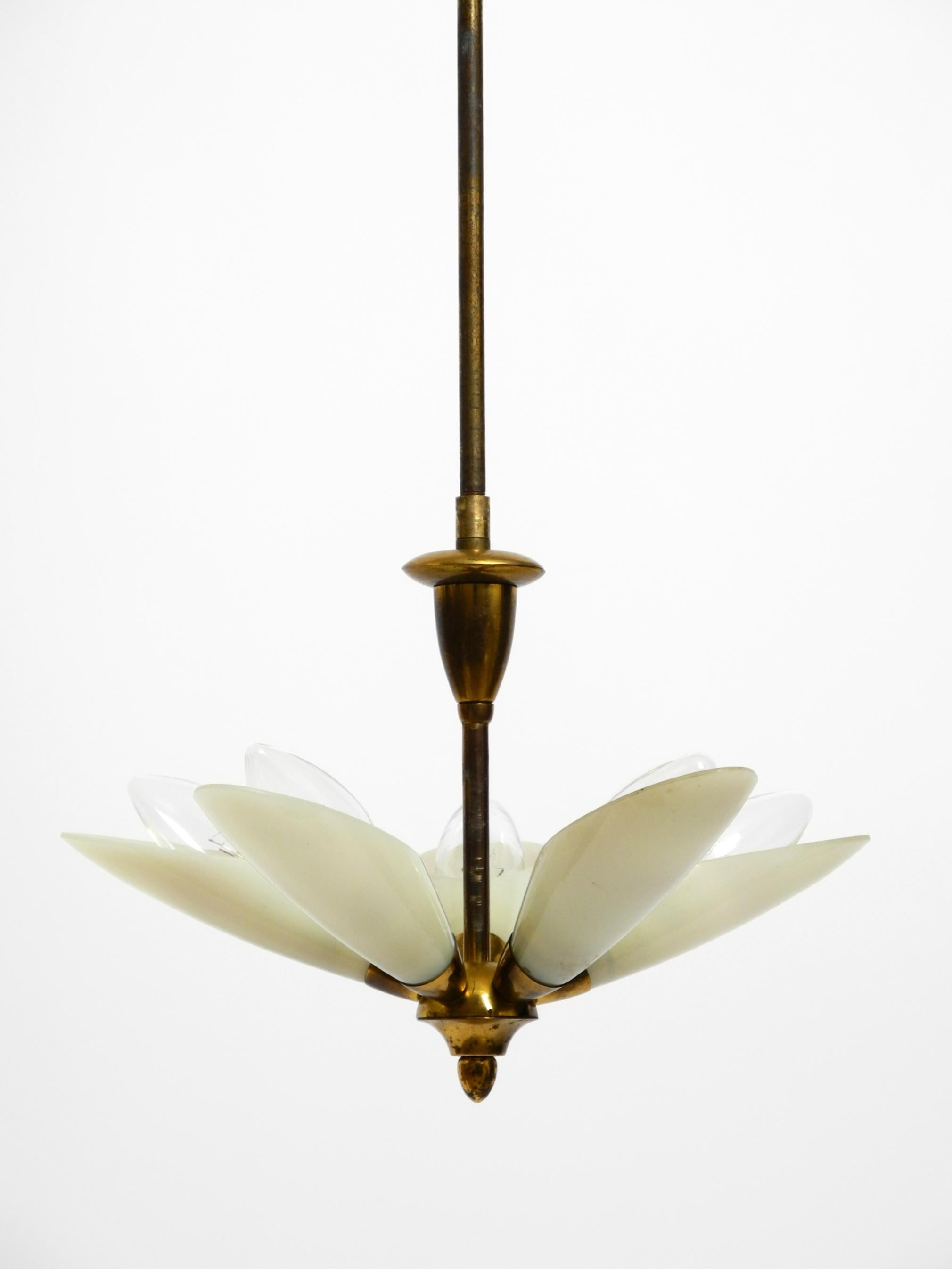 Bellissima piccola lampada da soffitto italiana del Mid Century in ottone con paralumi in vetro beige in vendita 11