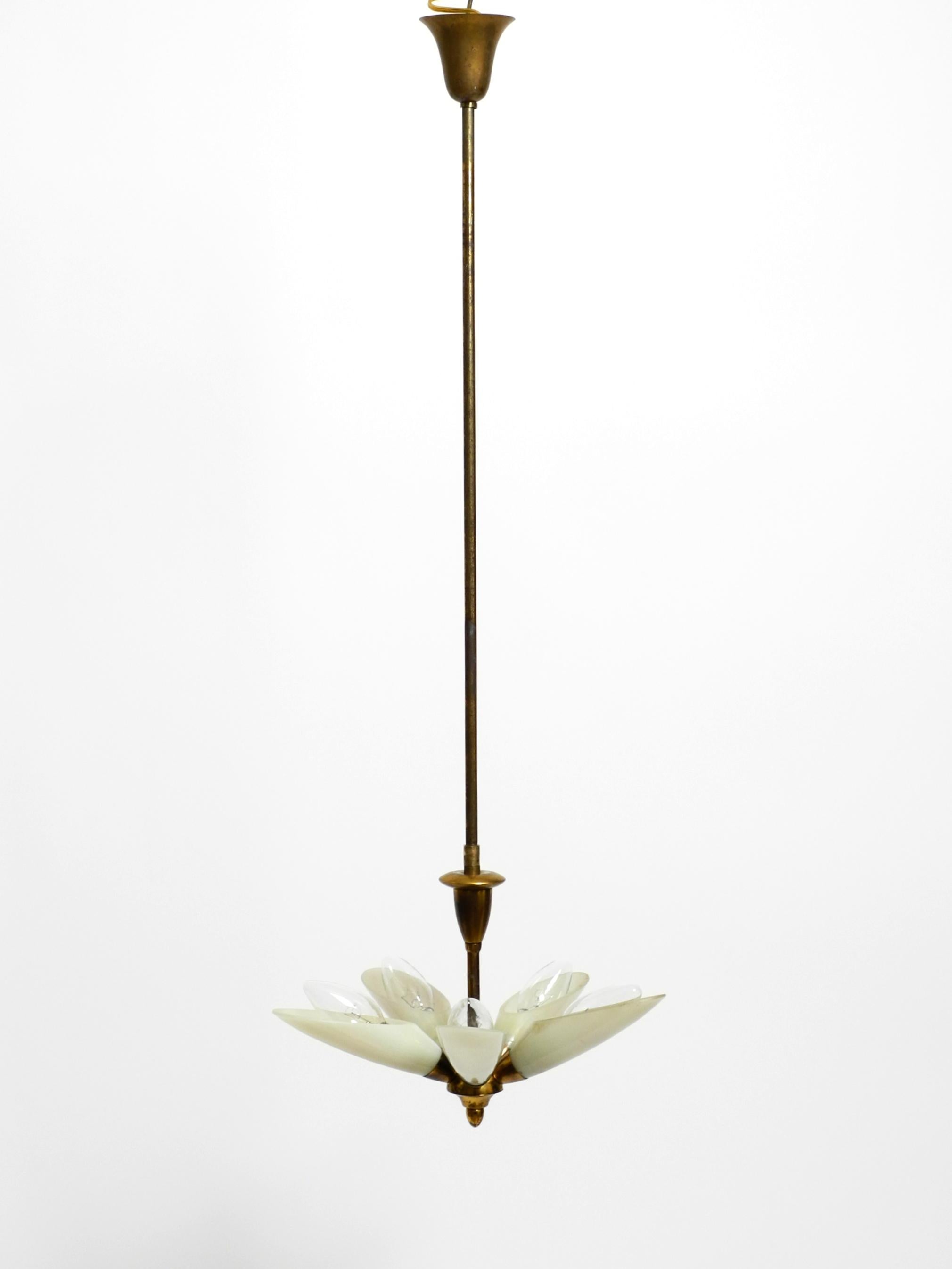 Bellissima piccola lampada da soffitto italiana del Mid Century in ottone con paralumi in vetro beige in vendita 12