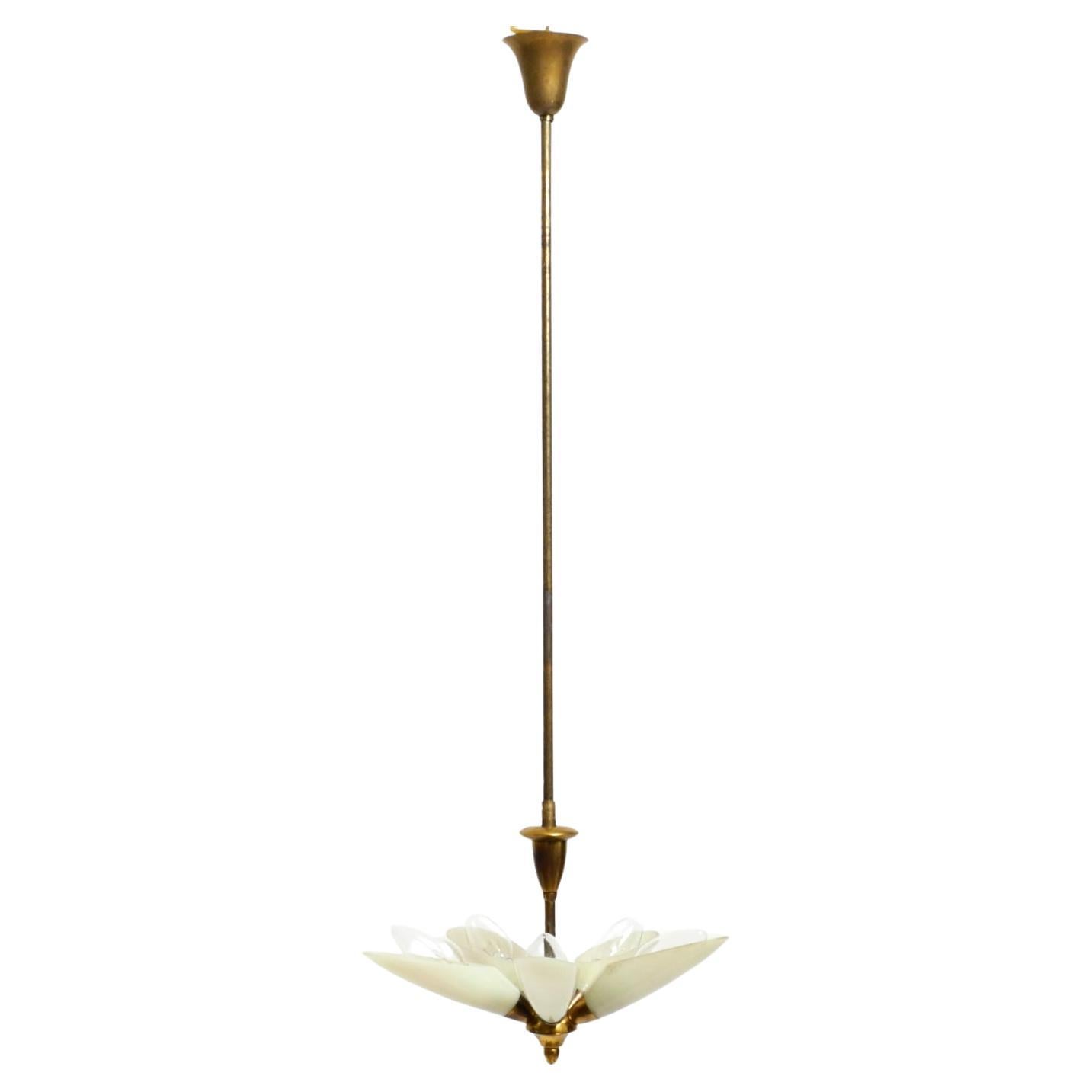 Bellissima lampada a sospensione da soffitto in ottone, piccola e moderna, della metà del secolo scorso.
Un grande e raro design italiano degli anni Cinquanta.
Il telaio, l'asta e il baldacchino sono in ottone. I piccoli paralumi sono in vetro