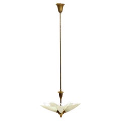Schöne kleine italienische Mid Century Deckenlampe aus Messing mit beigen Glasschirmen