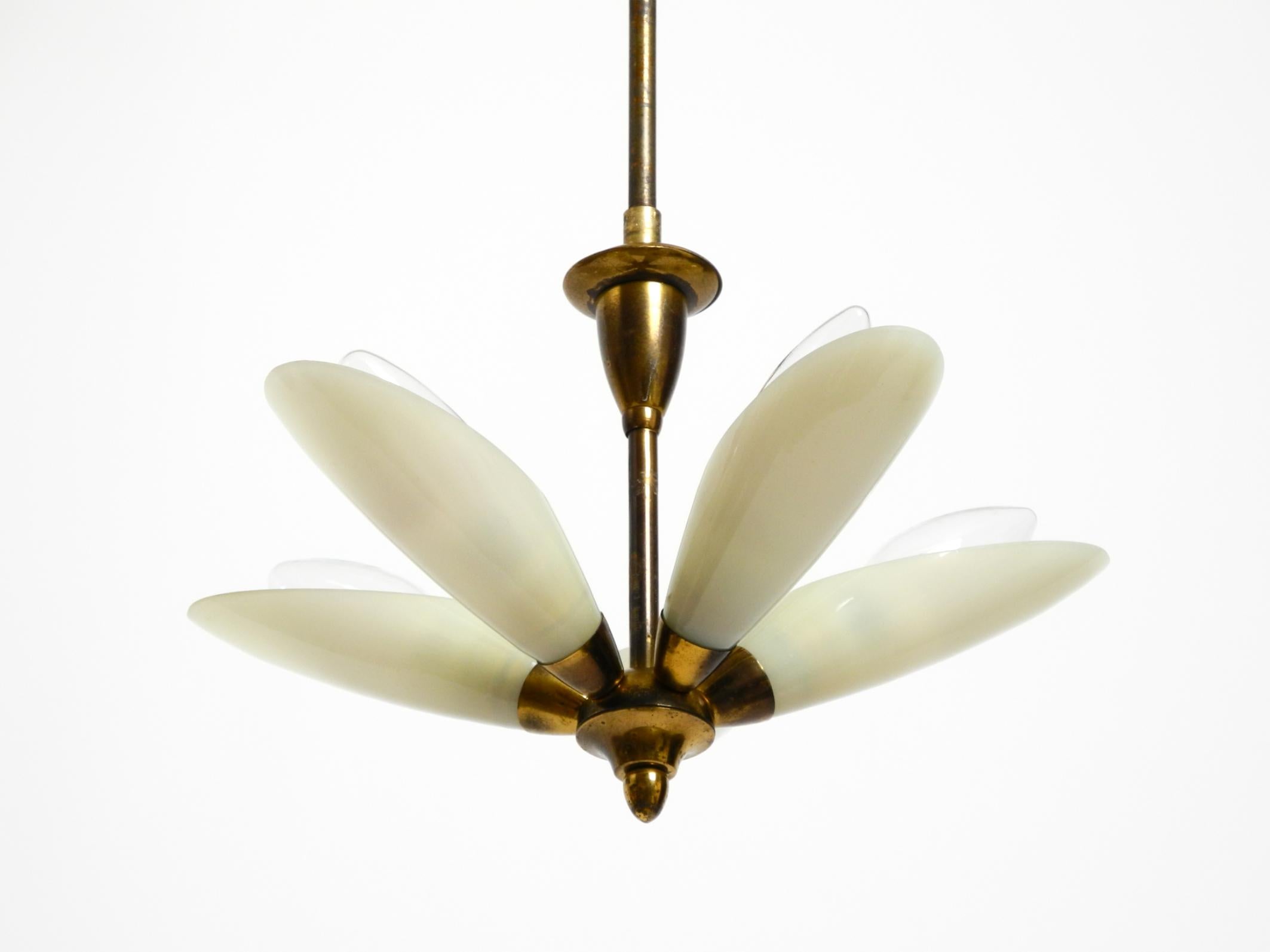 Mid-Century moderno Bellissima piccola lampada da soffitto italiana del Mid Century in ottone con paralumi in vetro beige in vendita