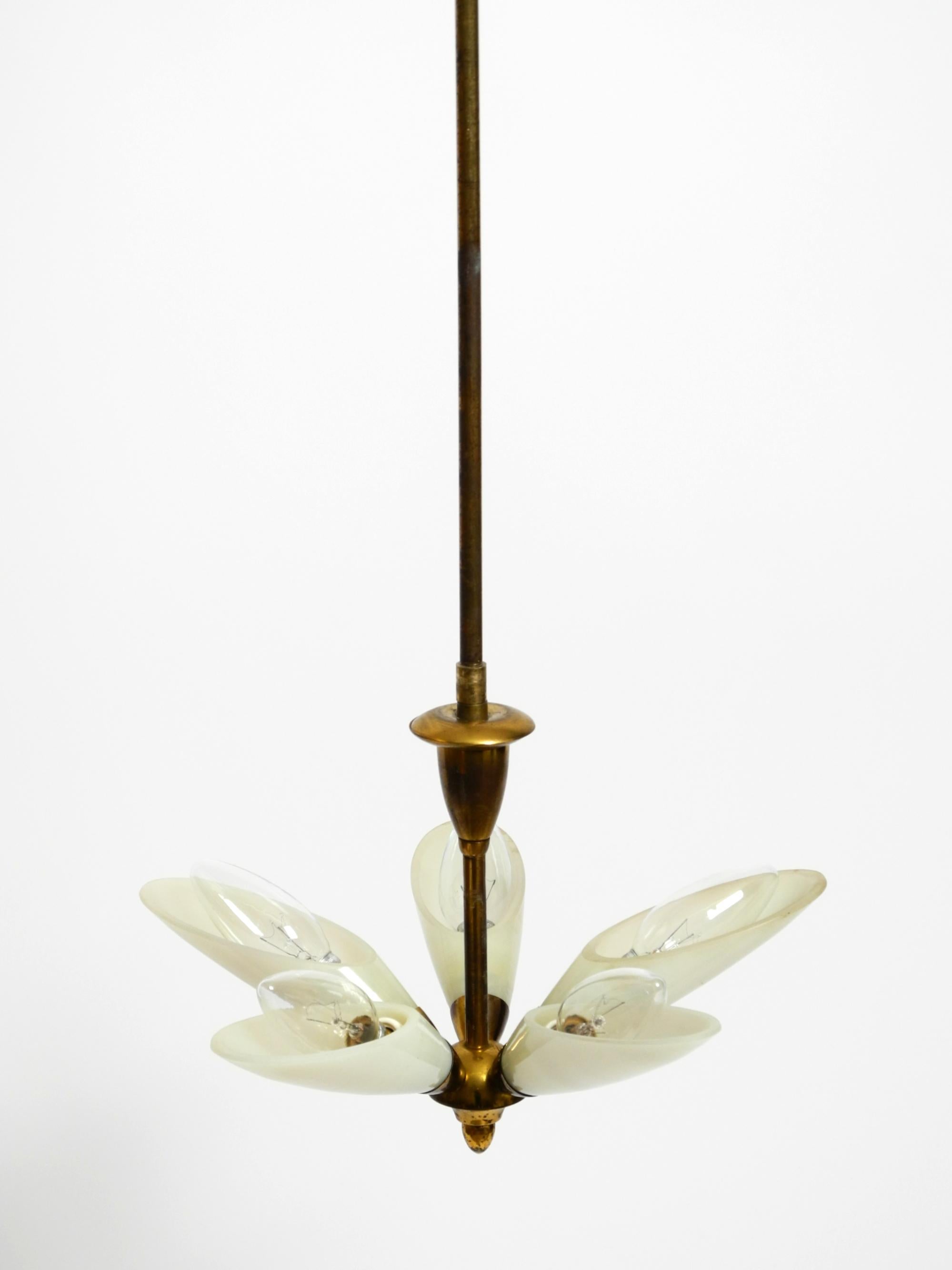 Italiano Bellissima piccola lampada da soffitto italiana del Mid Century in ottone con paralumi in vetro beige in vendita