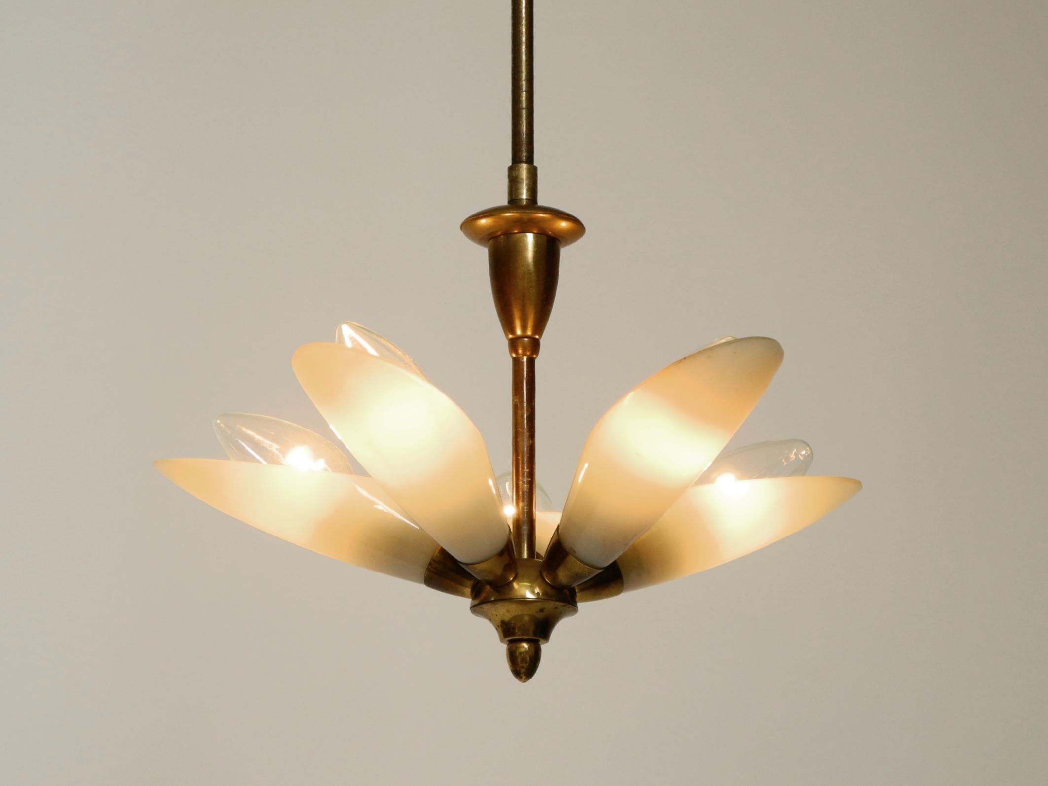 Bellissima piccola lampada da soffitto italiana del Mid Century in ottone con paralumi in vetro beige In condizioni buone in vendita a München, DE