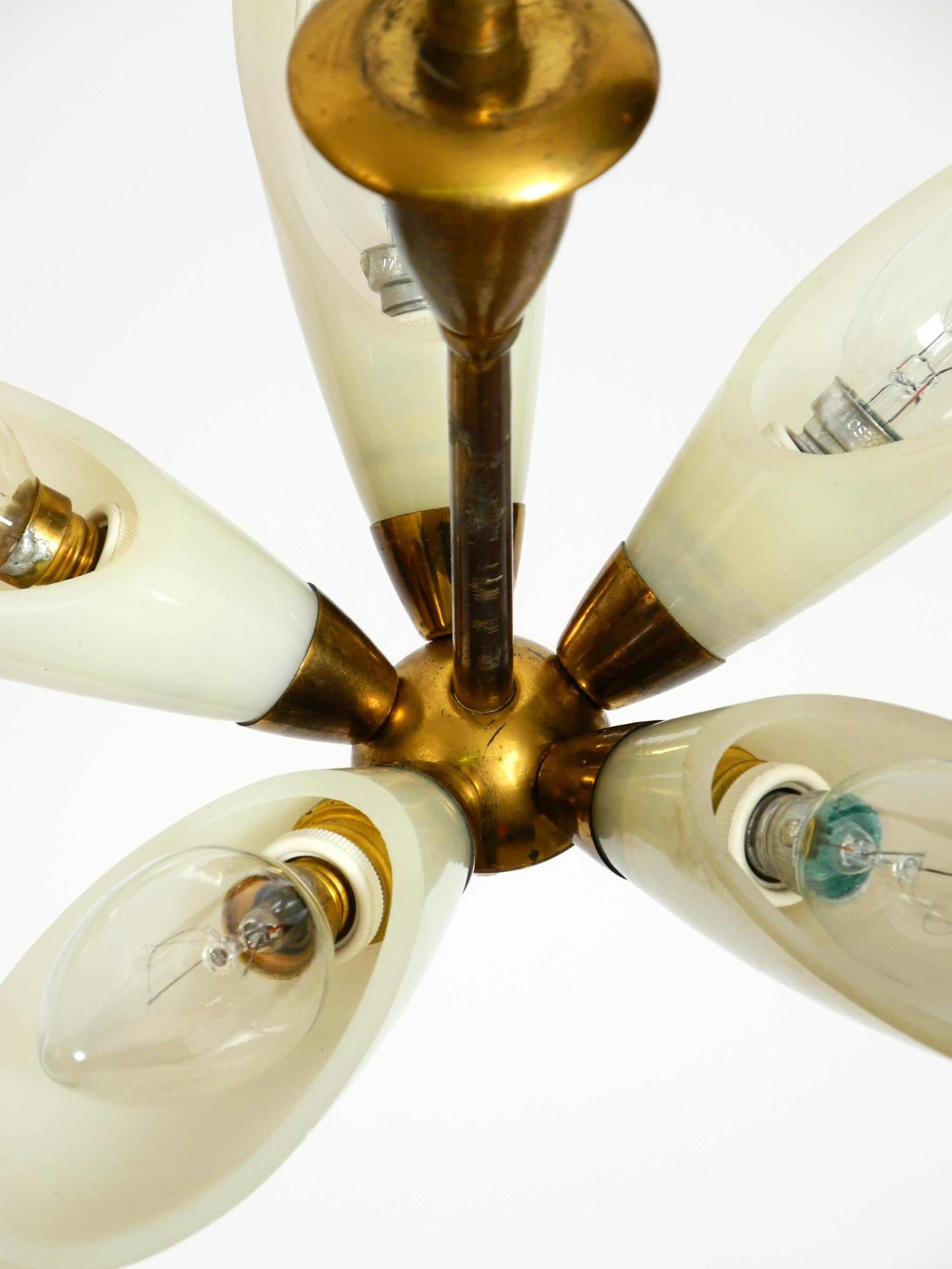 Ottone Bellissima piccola lampada da soffitto italiana del Mid Century in ottone con paralumi in vetro beige in vendita