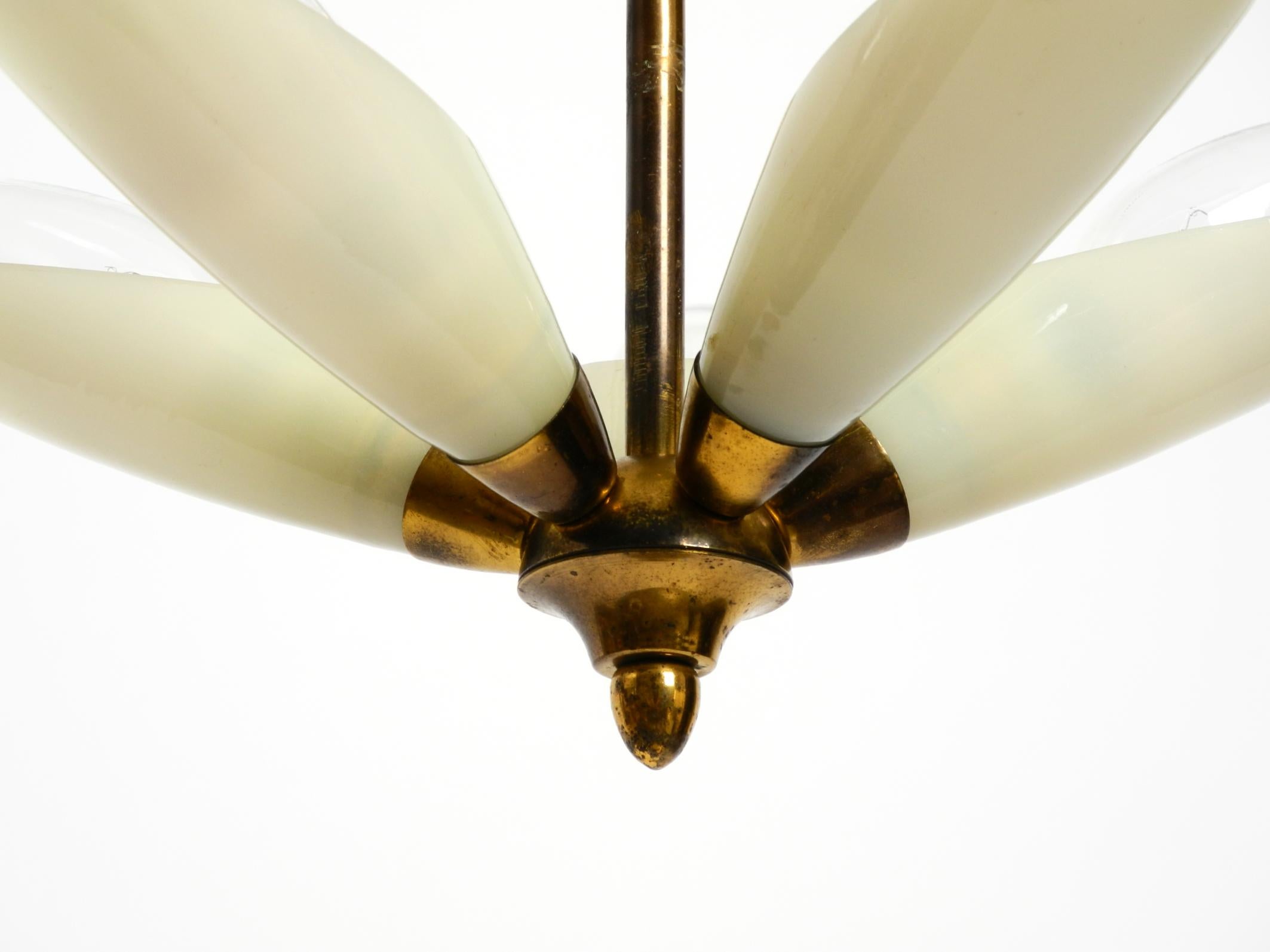 Bellissima piccola lampada da soffitto italiana del Mid Century in ottone con paralumi in vetro beige in vendita 1