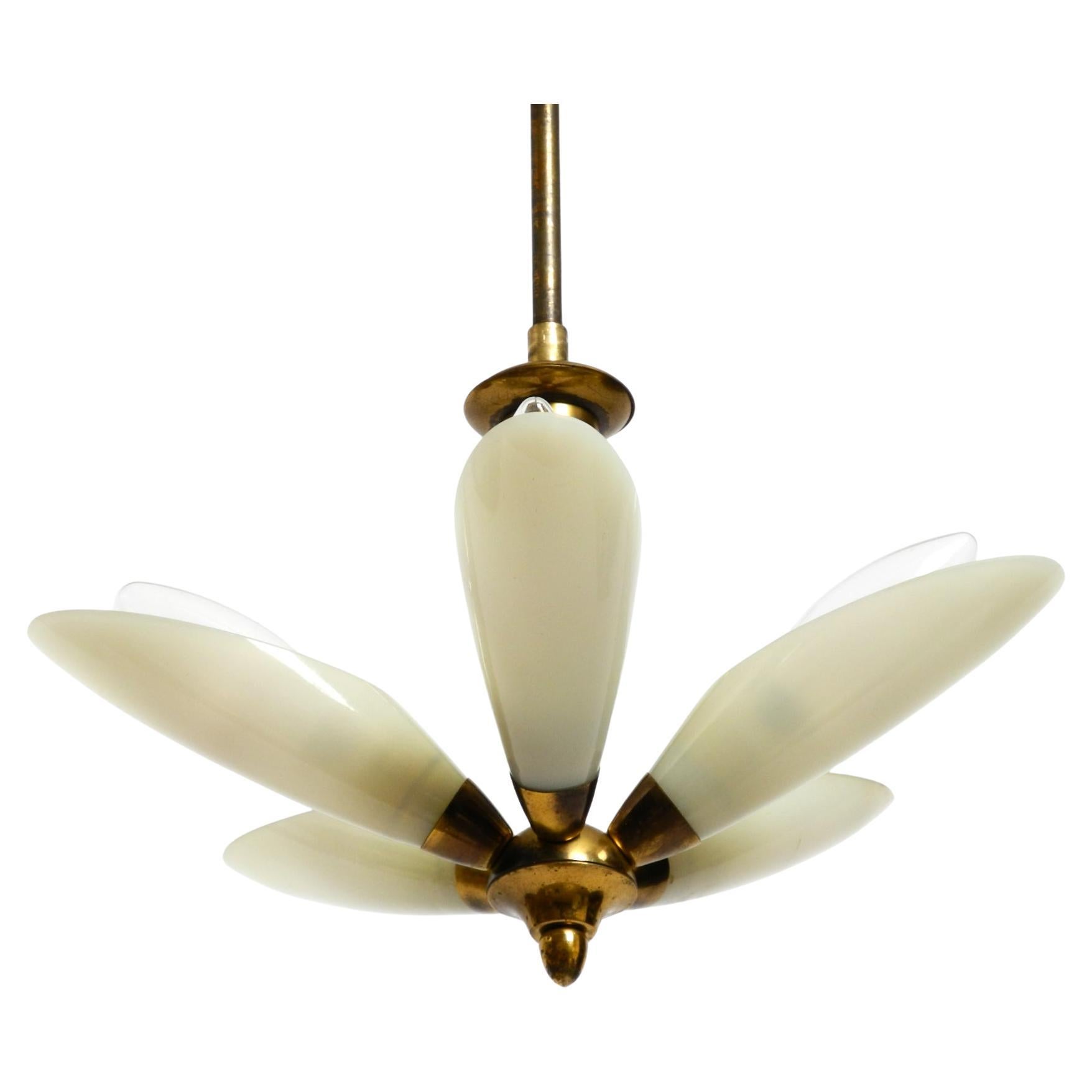 Bellissima piccola lampada da soffitto italiana del Mid Century in ottone con paralumi in vetro beige in vendita
