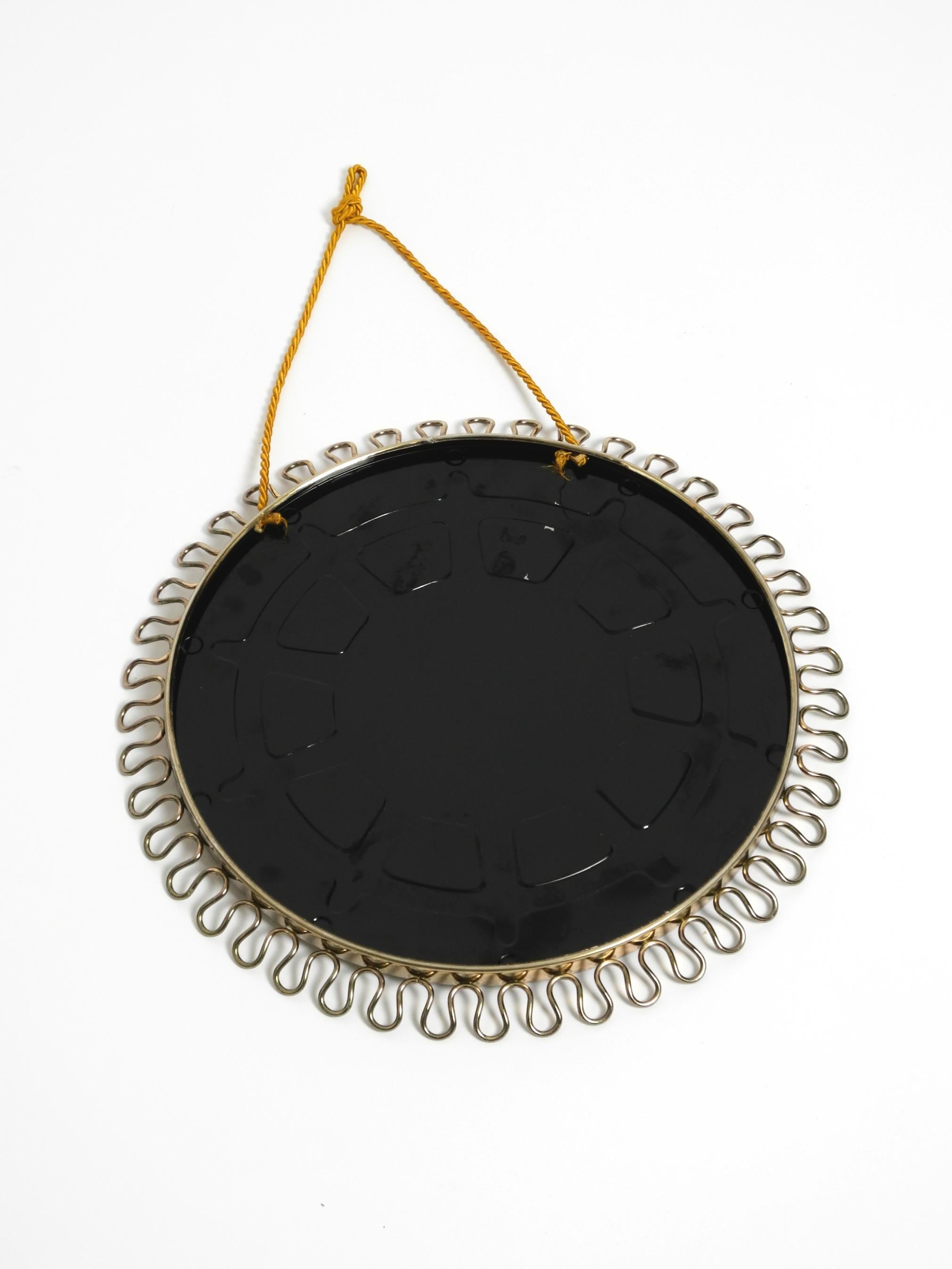 Bellissimo piccolo specchio da parete in metallo del Mid Century con design a fiocco in colore oro in vendita 3