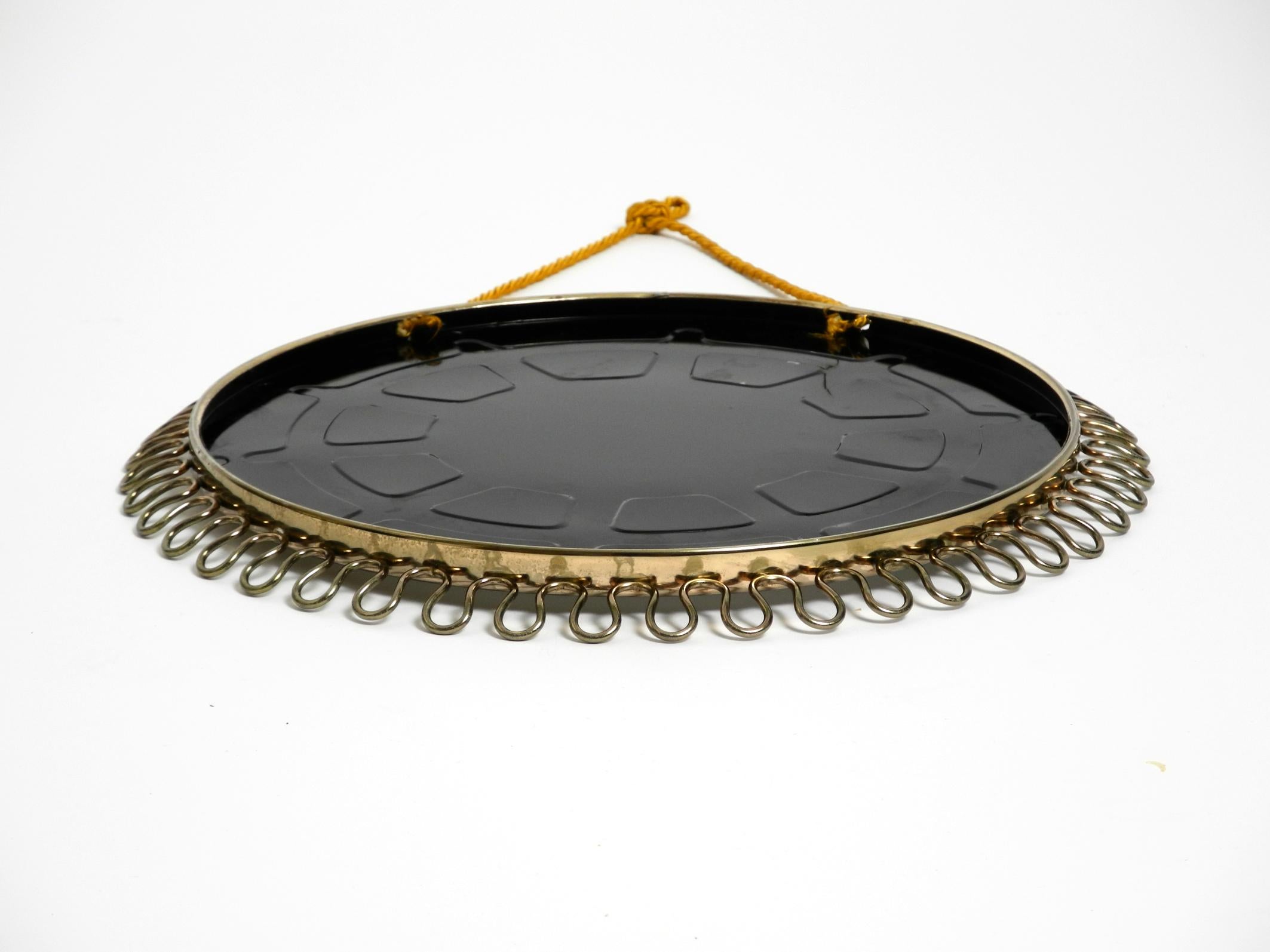 Bellissimo piccolo specchio da parete in metallo del Mid Century con design a fiocco in colore oro in vendita 4
