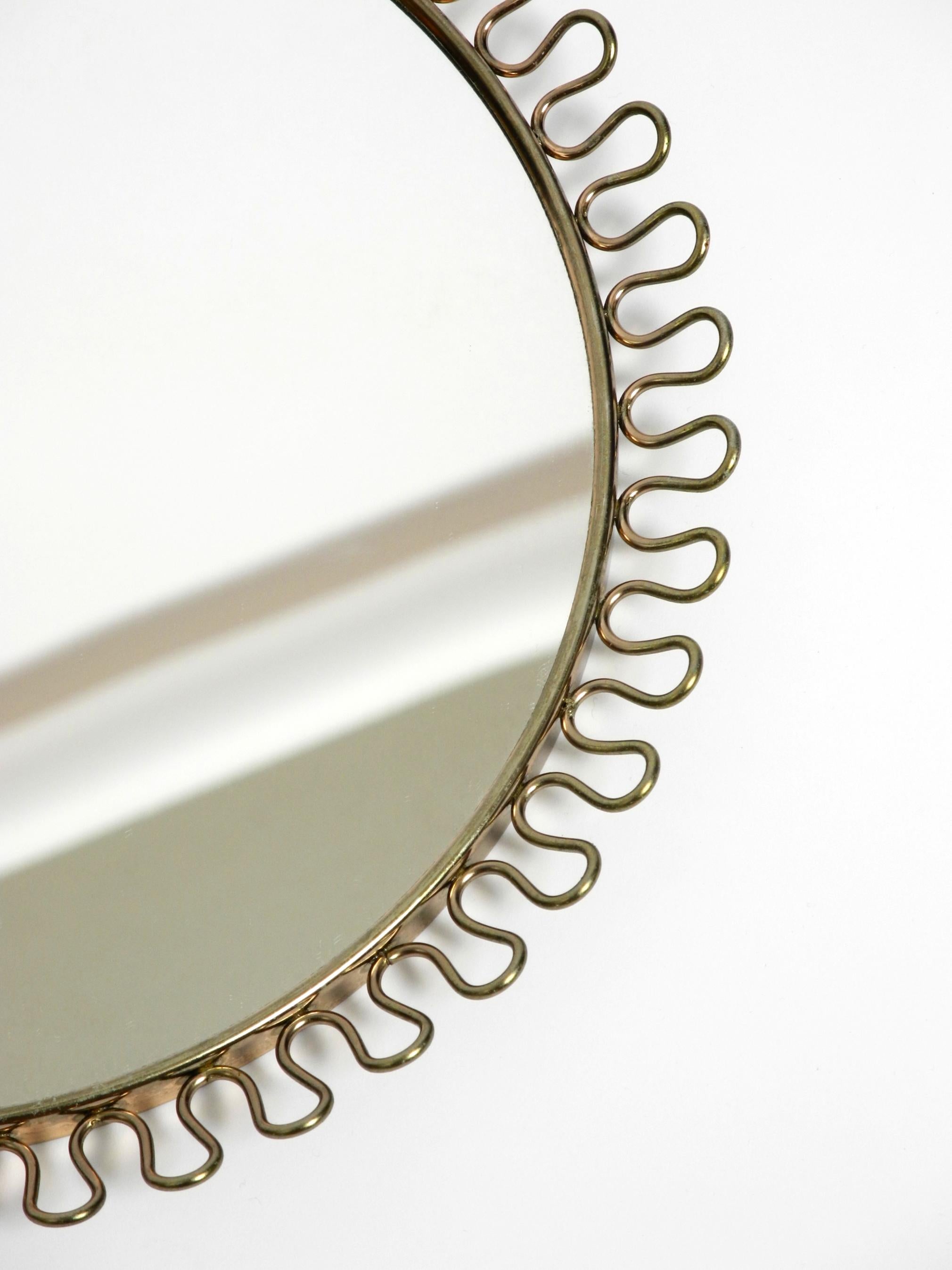 Bellissimo piccolo specchio da parete in metallo del Mid Century con design a fiocco in colore oro in vendita 5