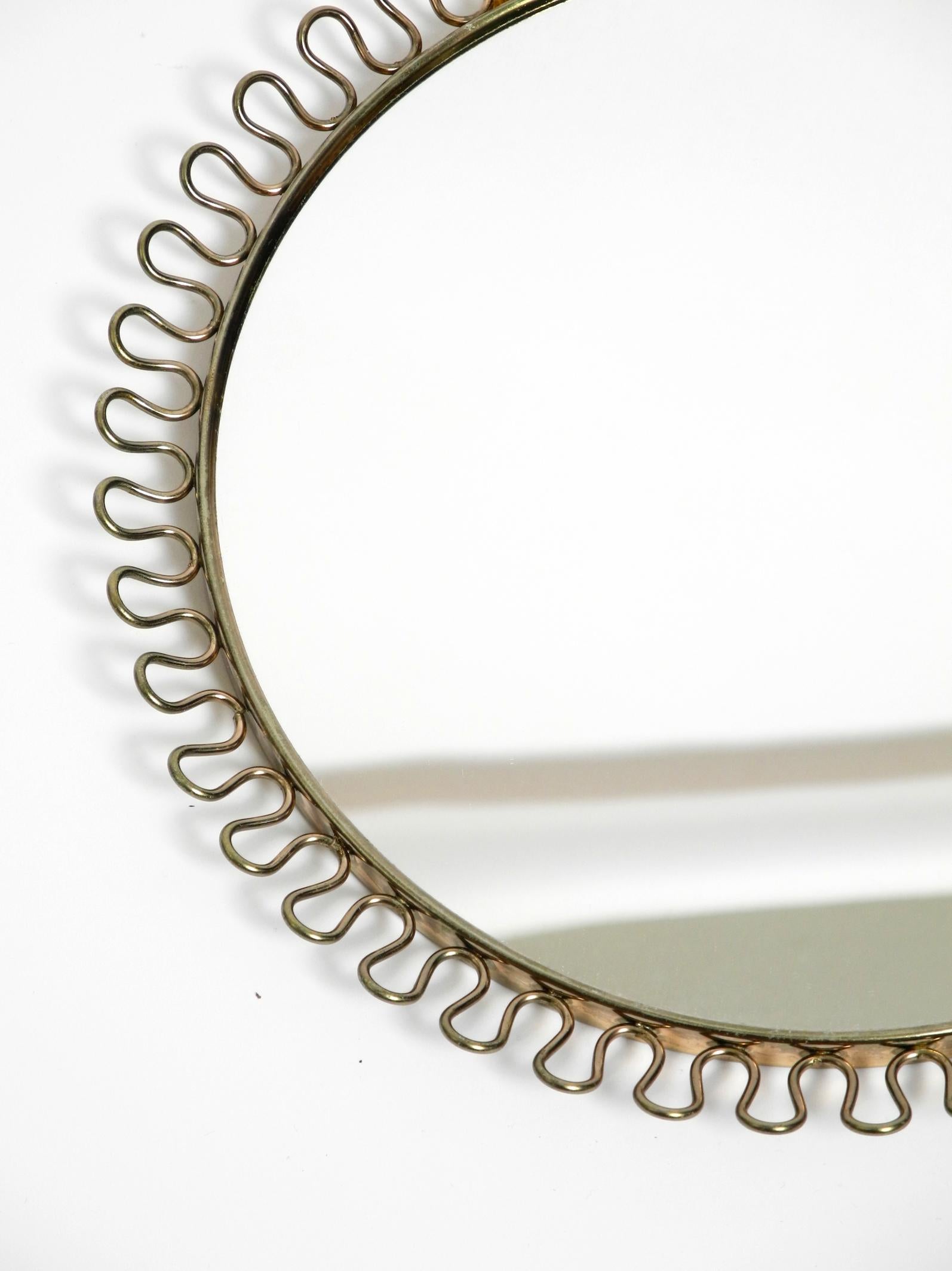Bellissimo piccolo specchio da parete in metallo del Mid Century con design a fiocco in colore oro in vendita 6