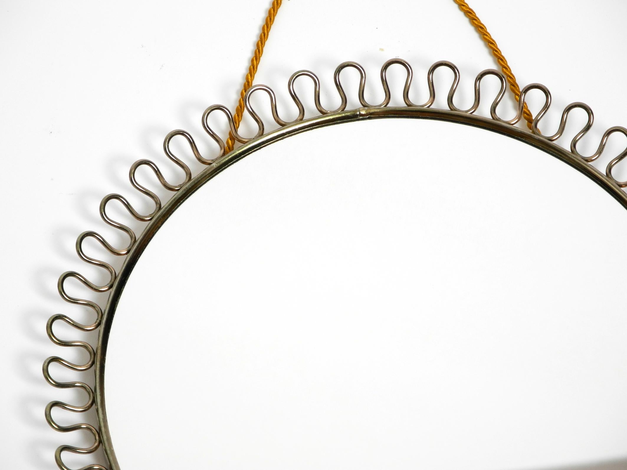 Bellissimo piccolo specchio da parete in metallo del Mid Century con design a fiocco in colore oro in vendita 7