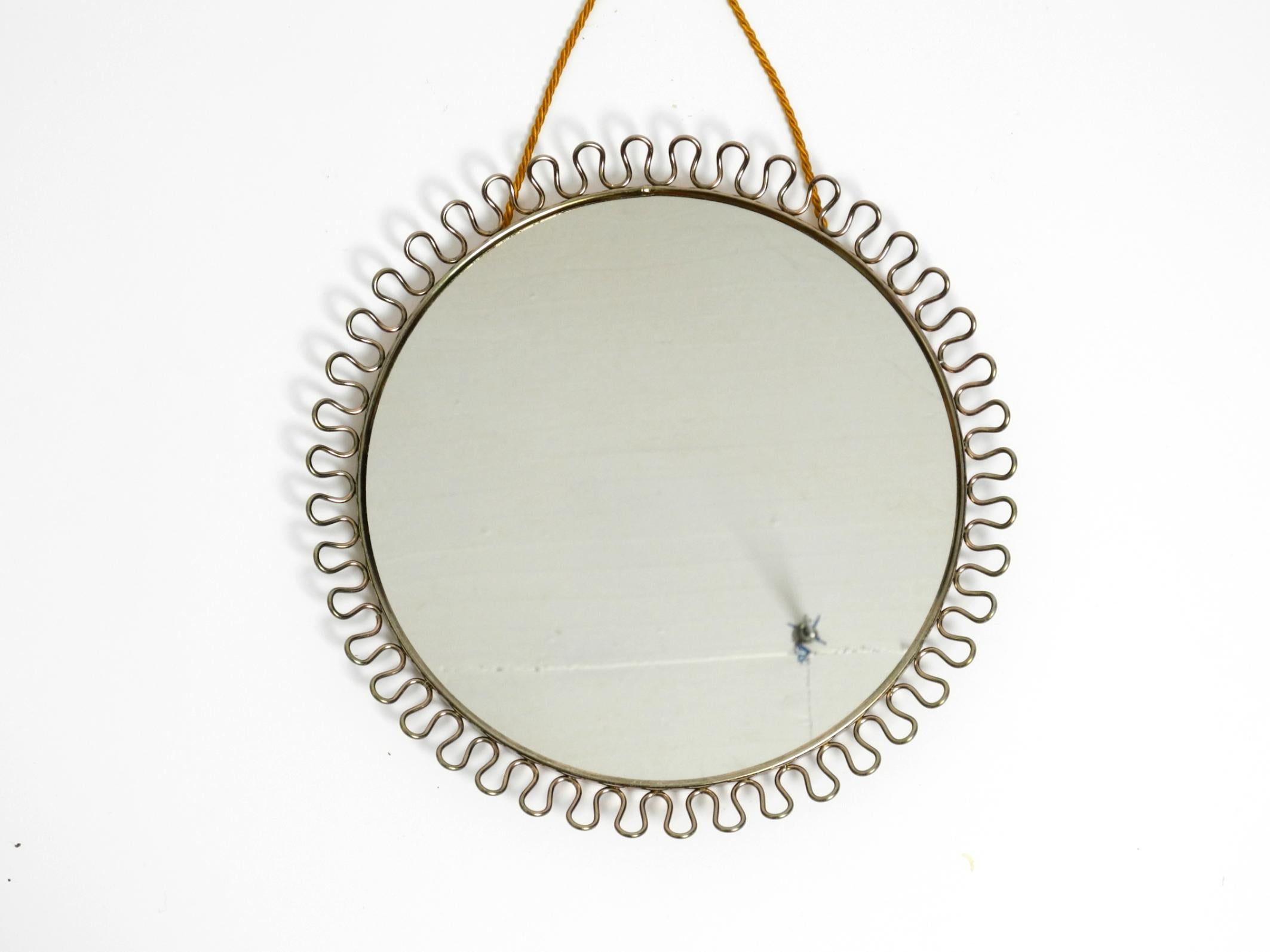Mid-Century moderno Bellissimo piccolo specchio da parete in metallo del Mid Century con design a fiocco in colore oro in vendita