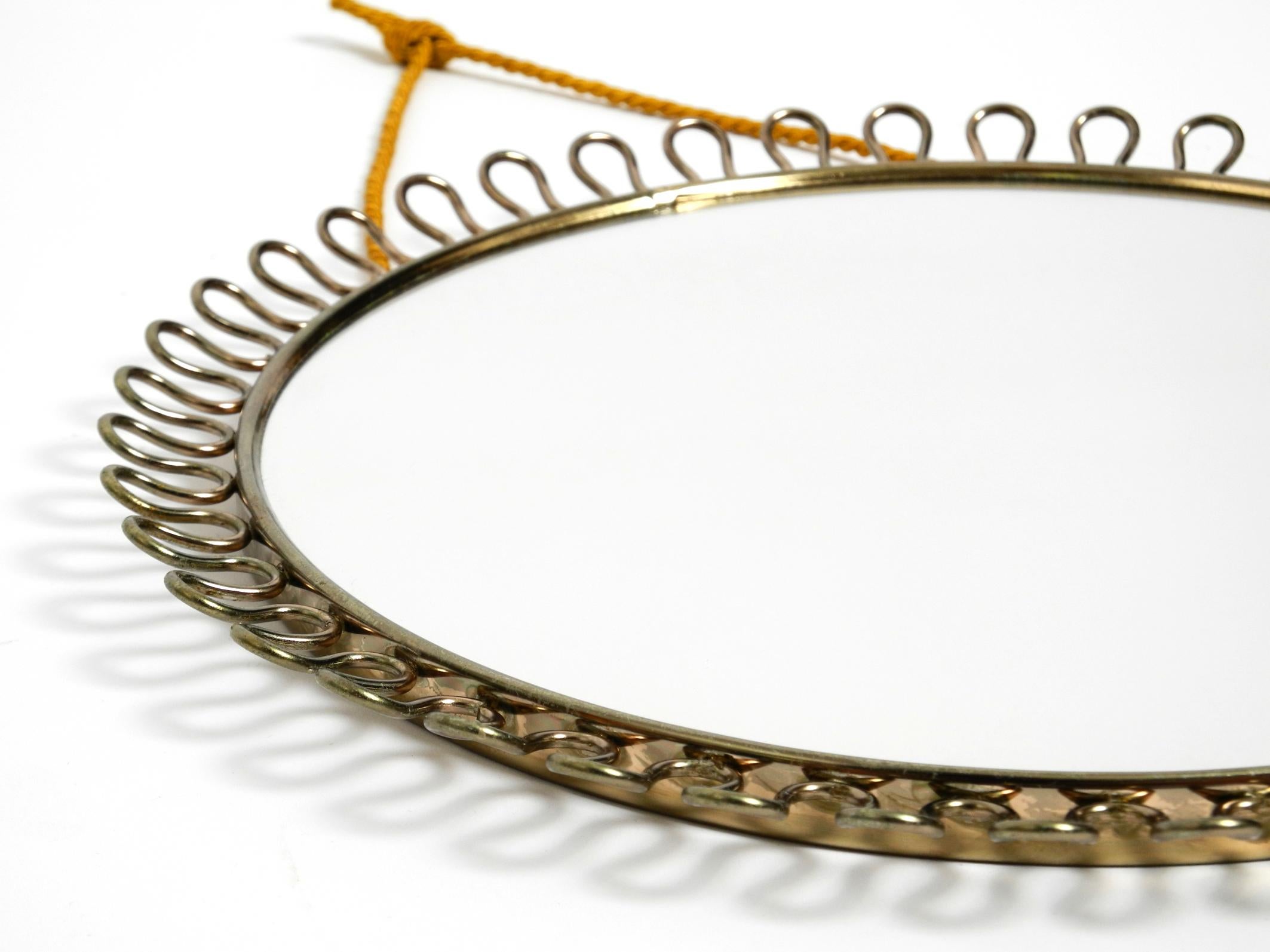 Tedesco Bellissimo piccolo specchio da parete in metallo del Mid Century con design a fiocco in colore oro in vendita