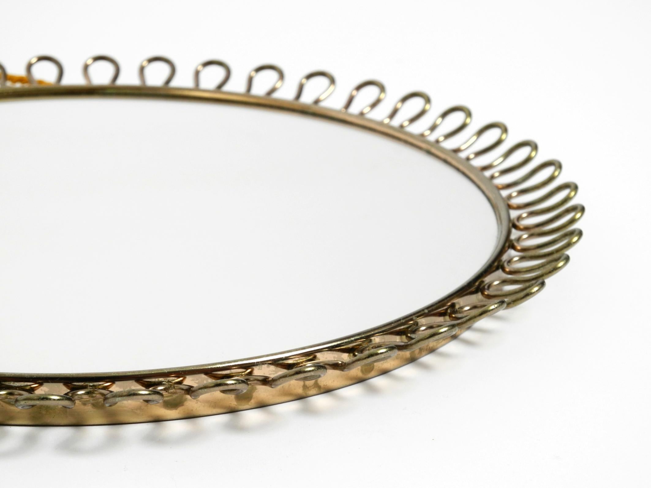 Bellissimo piccolo specchio da parete in metallo del Mid Century con design a fiocco in colore oro In condizioni buone in vendita a München, DE
