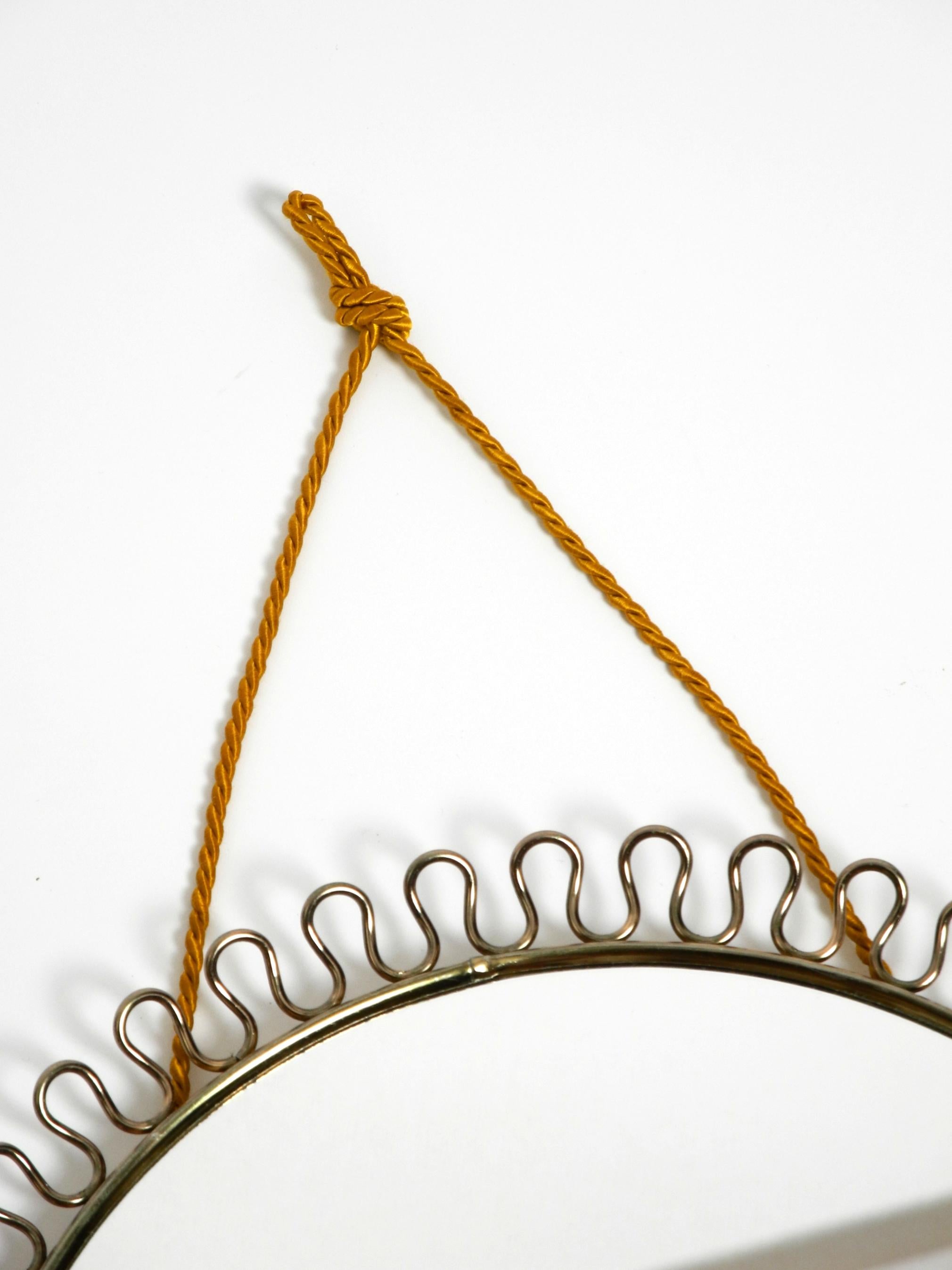 Bellissimo piccolo specchio da parete in metallo del Mid Century con design a fiocco in colore oro in vendita 1