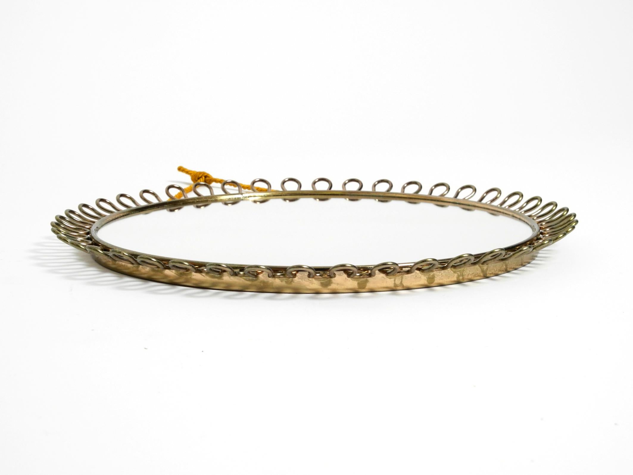 Bellissimo piccolo specchio da parete in metallo del Mid Century con design a fiocco in colore oro in vendita 2