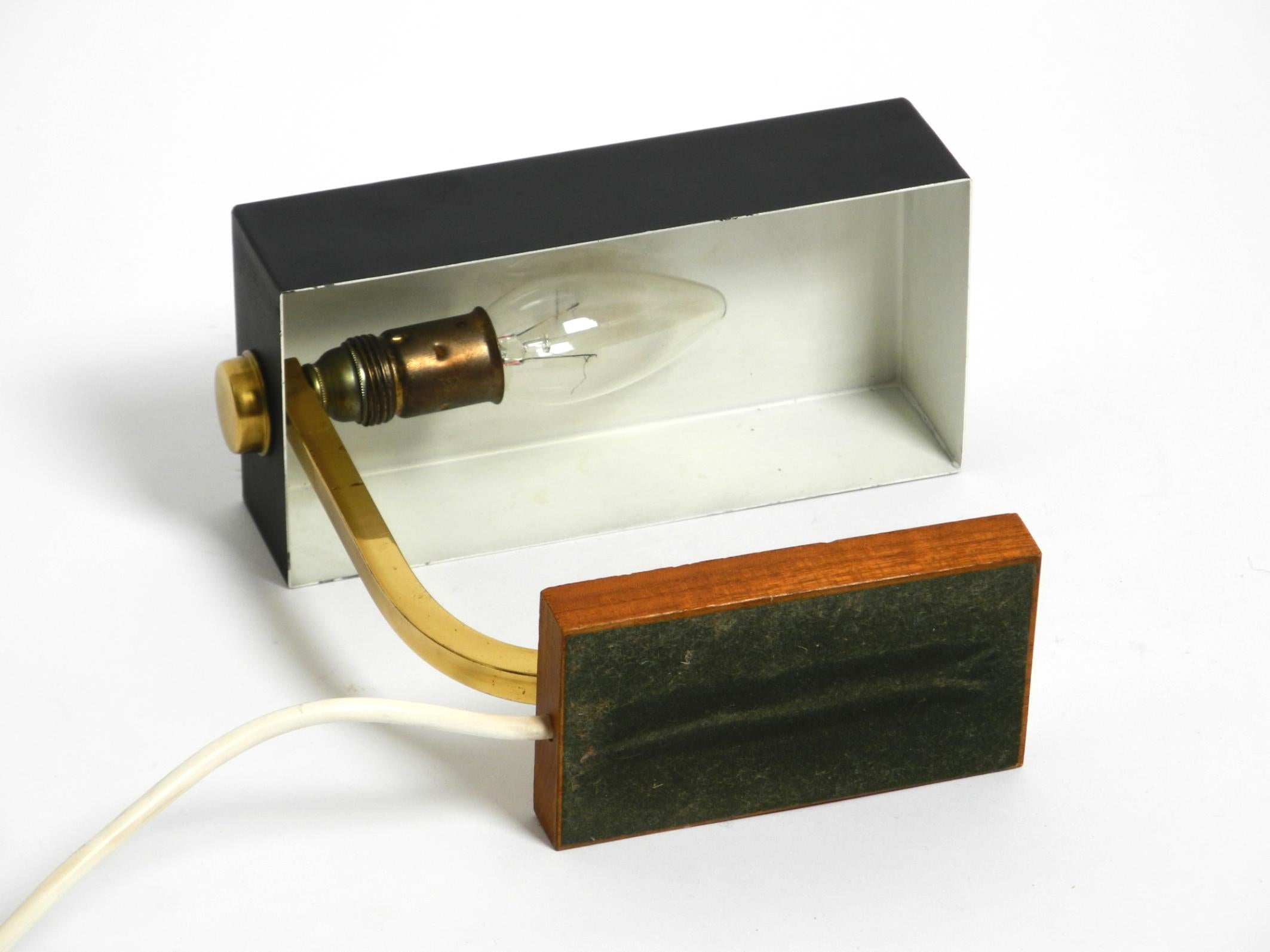 Schöne kleine Mid-Century-Modern-Tischlampe aus Metall und Messing mit Teakholzsockel im Angebot 4