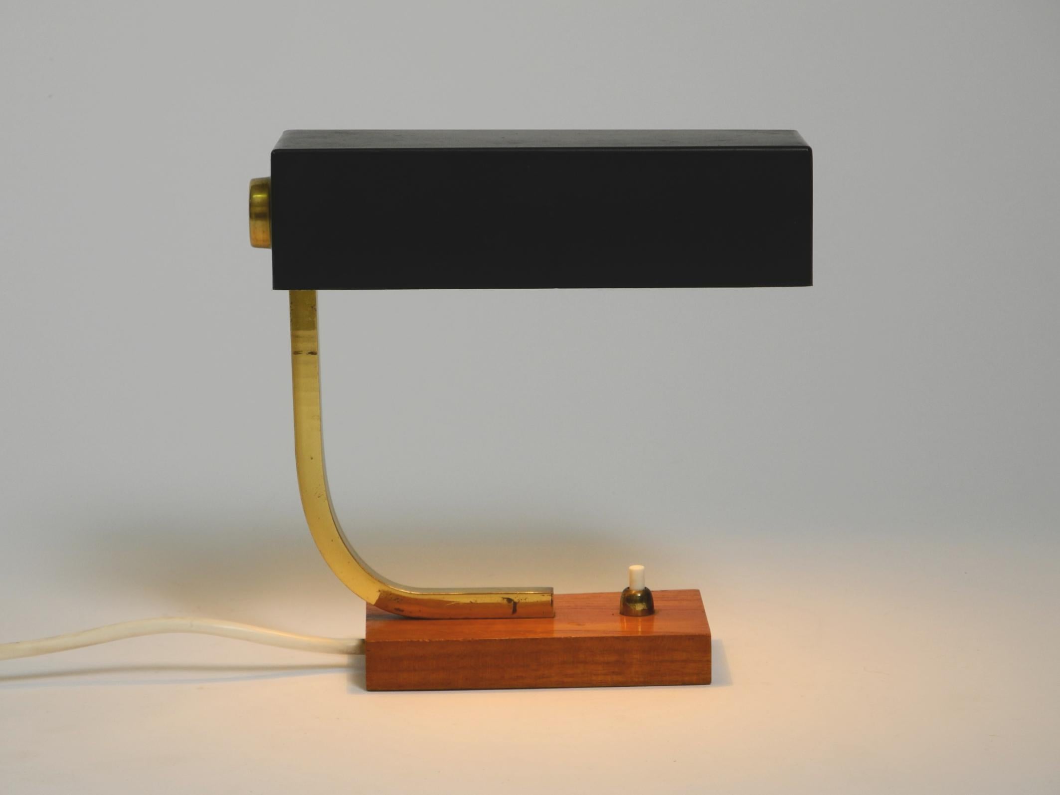 Beautiful small Mid Century Modern metal and brass table lamp with teak base For Sale 7